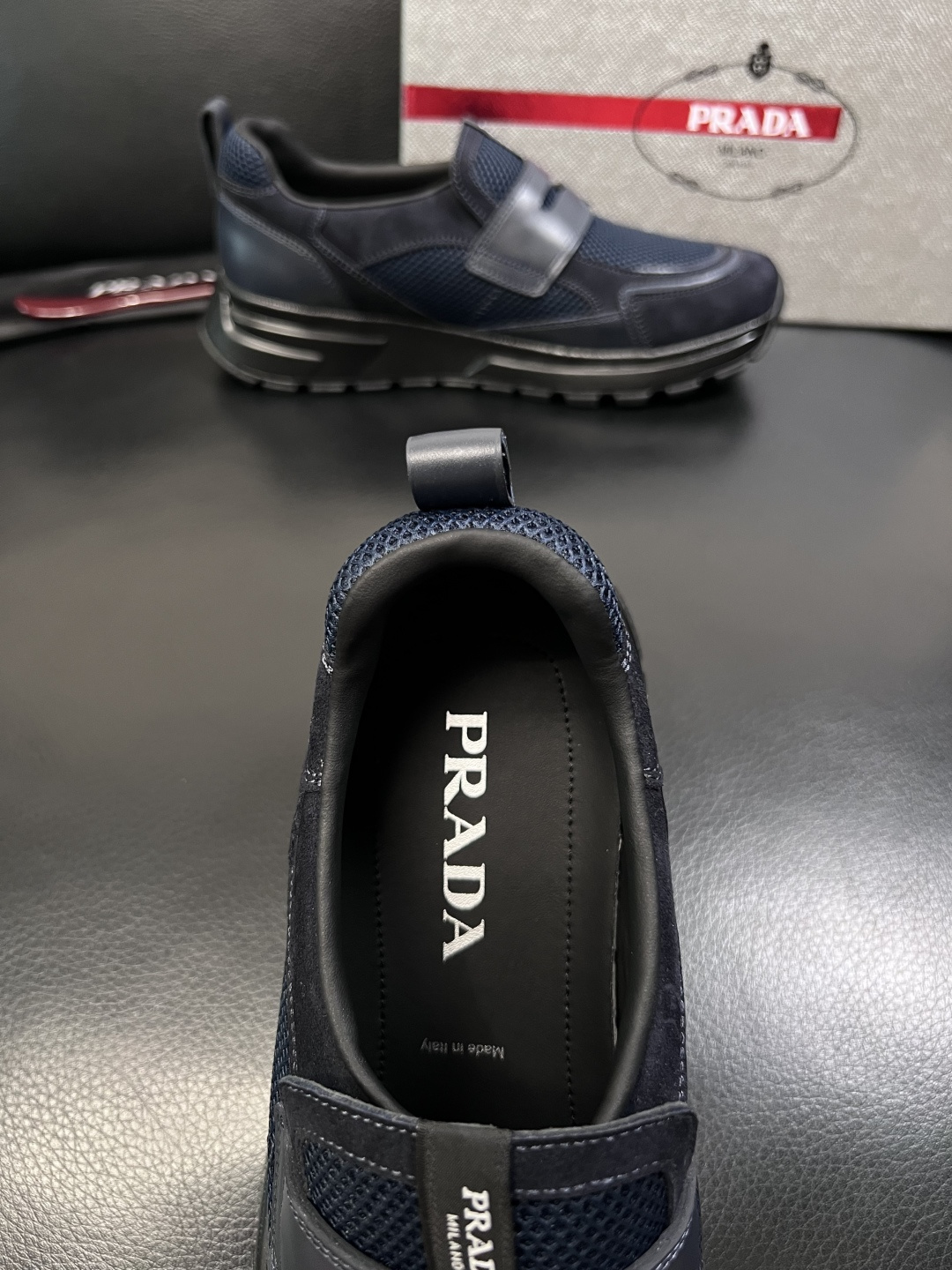 PRADA  高品质  顶级工艺品 普拉达 专柜同步 原厂配置，意大利进口原版牛皮面料，透气舒适进口水染