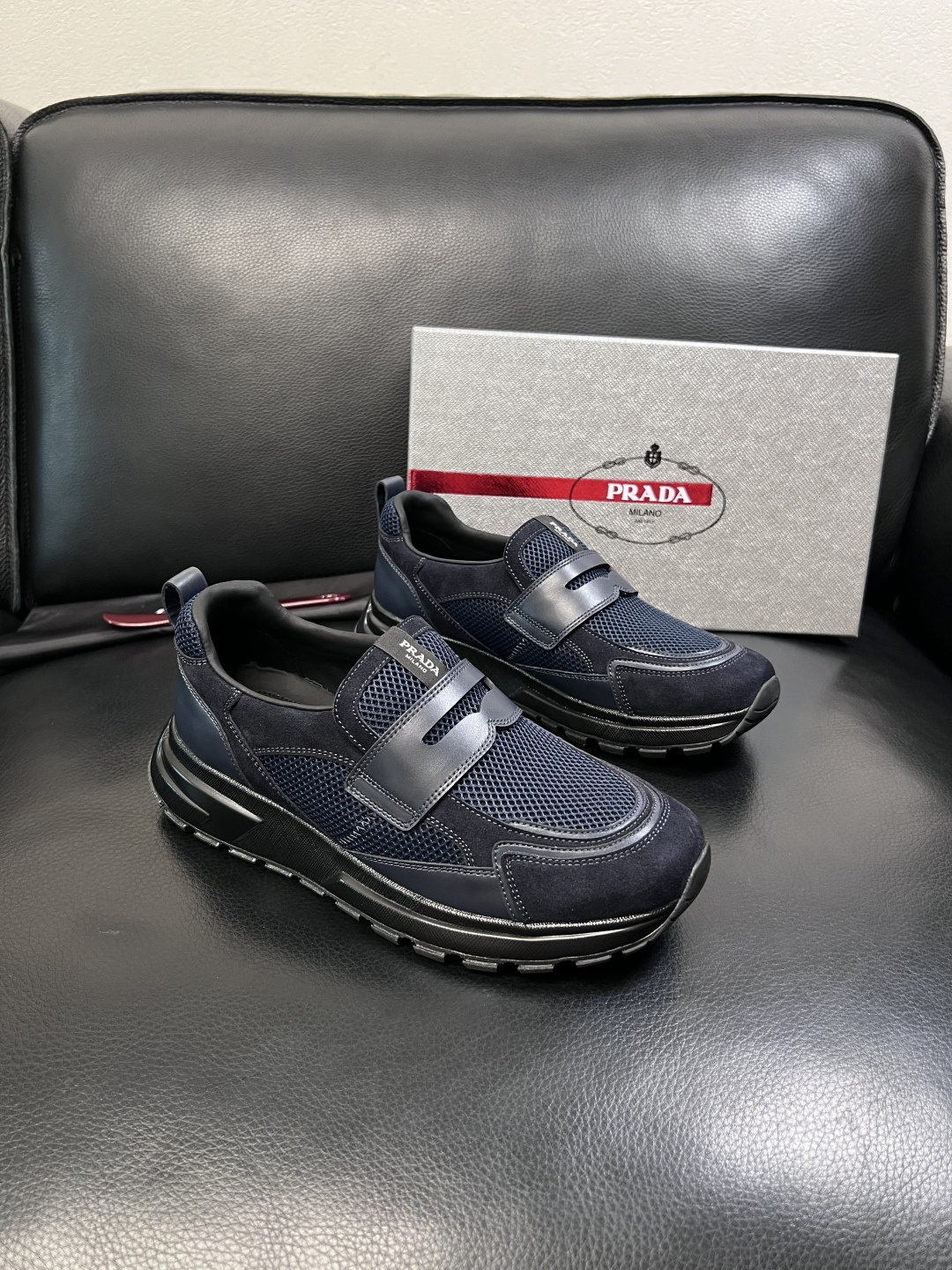 PRADA  高品质  顶级工艺品 普拉达 专柜同步 原厂配置，意大利进口原版牛皮面料，透气舒适进口水染