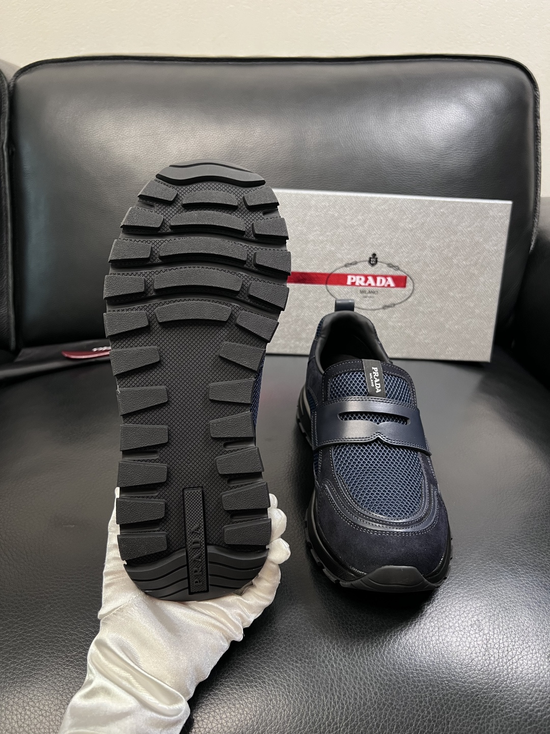 PRADA  高品质  顶级工艺品 普拉达 专柜同步 原厂配置，意大利进口原版牛皮面料，透气舒适进口水染
