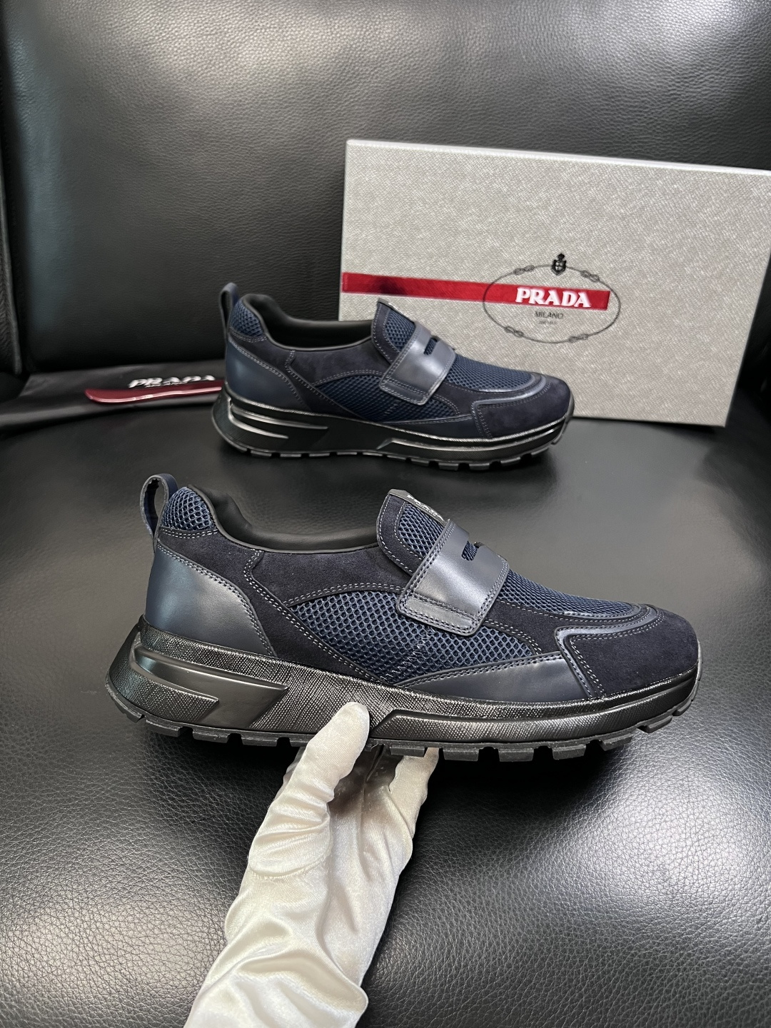 PRADA  高品质  顶级工艺品 普拉达 专柜同步 原厂配置，意大利进口原版牛皮面料，透气舒适进口水染
