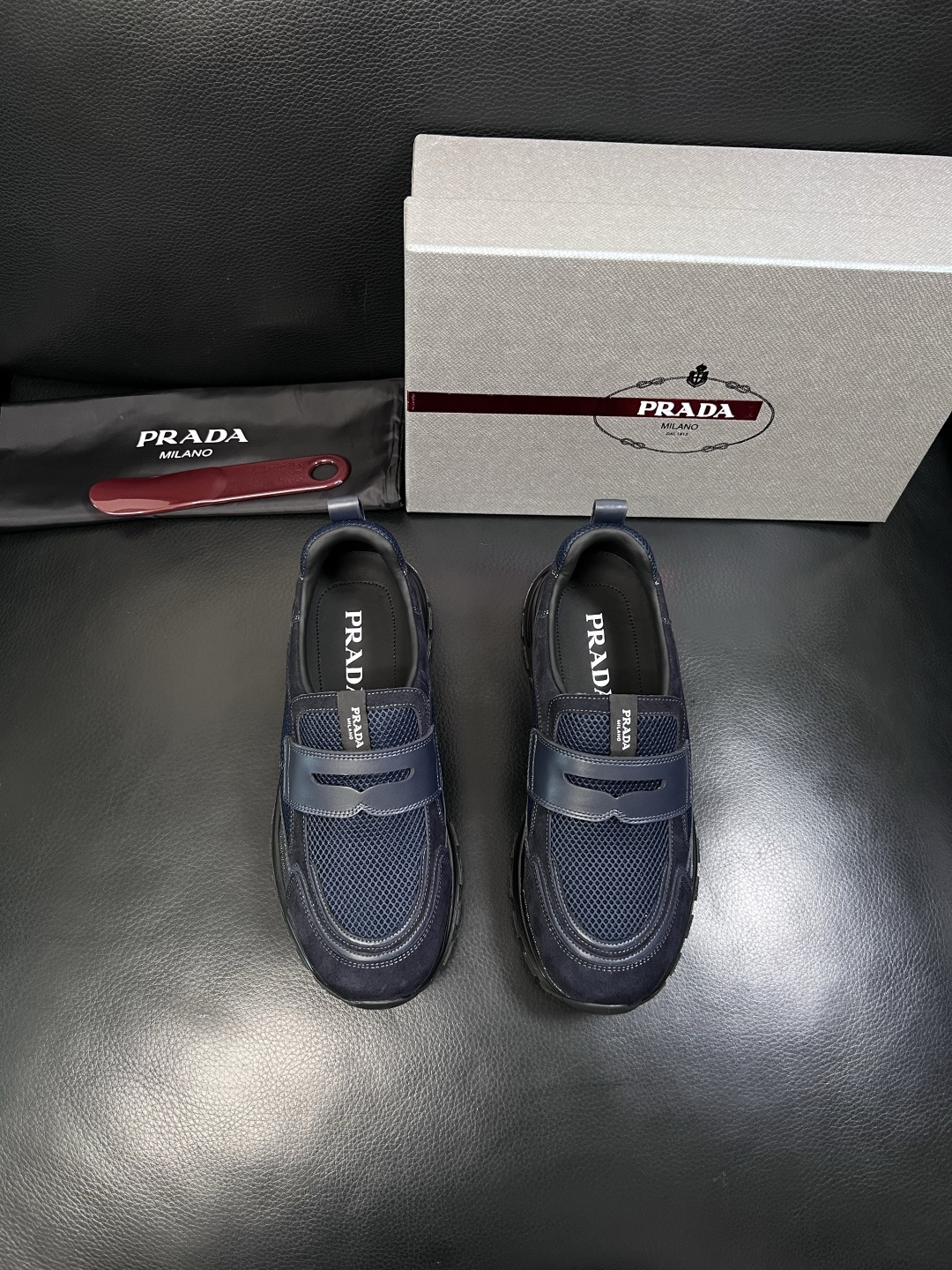 PRADA  高品质  顶级工艺品 普拉达 专柜同步 原厂配置，意大利进口原版牛皮面料，透气舒适进口水染