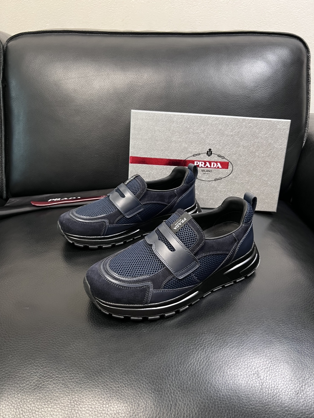 PRADA  高品质  顶级工艺品 普拉达 专柜同步 原厂配置，意大利进口原版牛皮面料，透气舒适进口水染