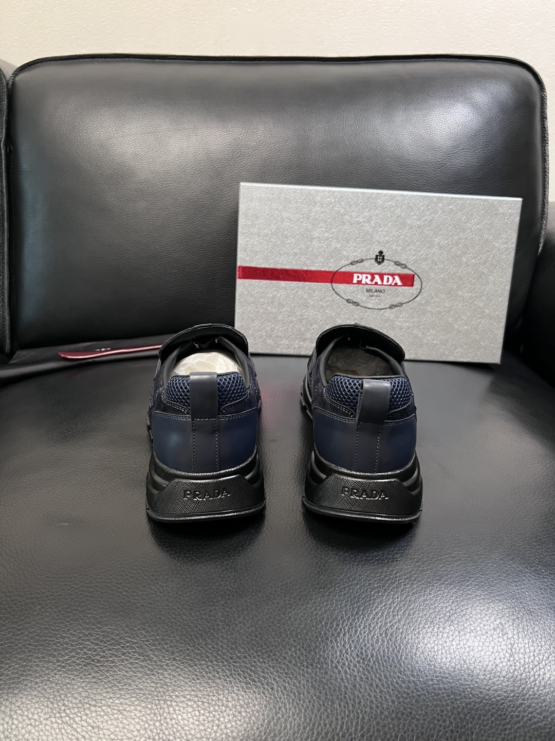 PRADA  高品质  顶级工艺品 普拉达 专柜同步 原厂配置，意大利进口原版牛皮面料，透气舒适进口水染