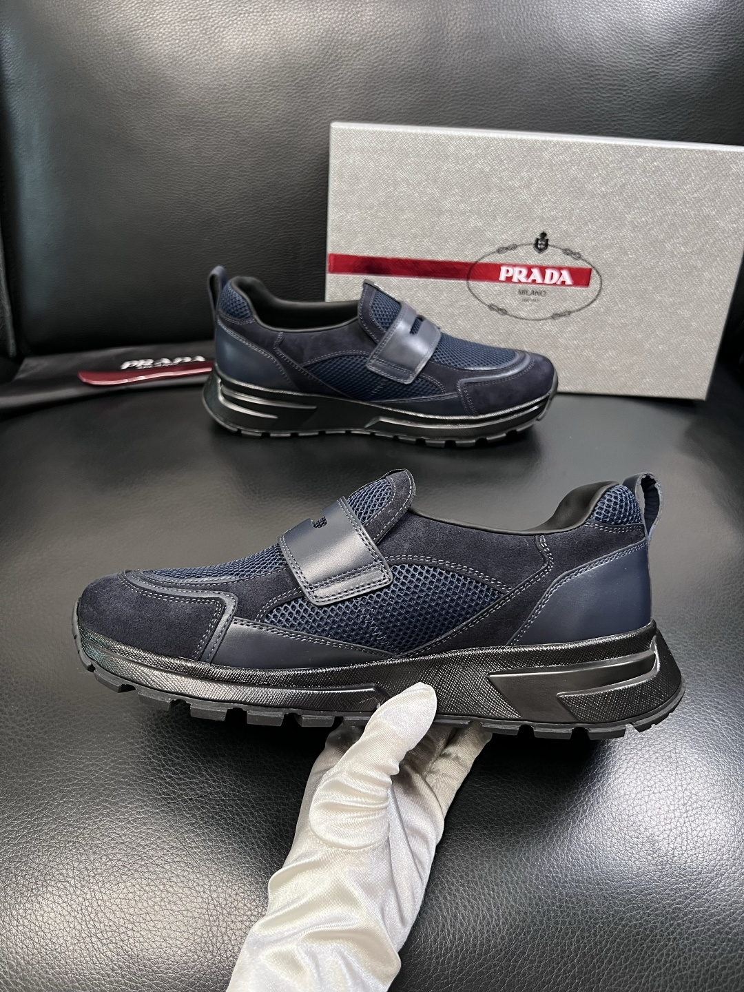 PRADA  高品质  顶级工艺品 普拉达 专柜同步 原厂配置，意大利进口原版牛皮面料，透气舒适进口水染