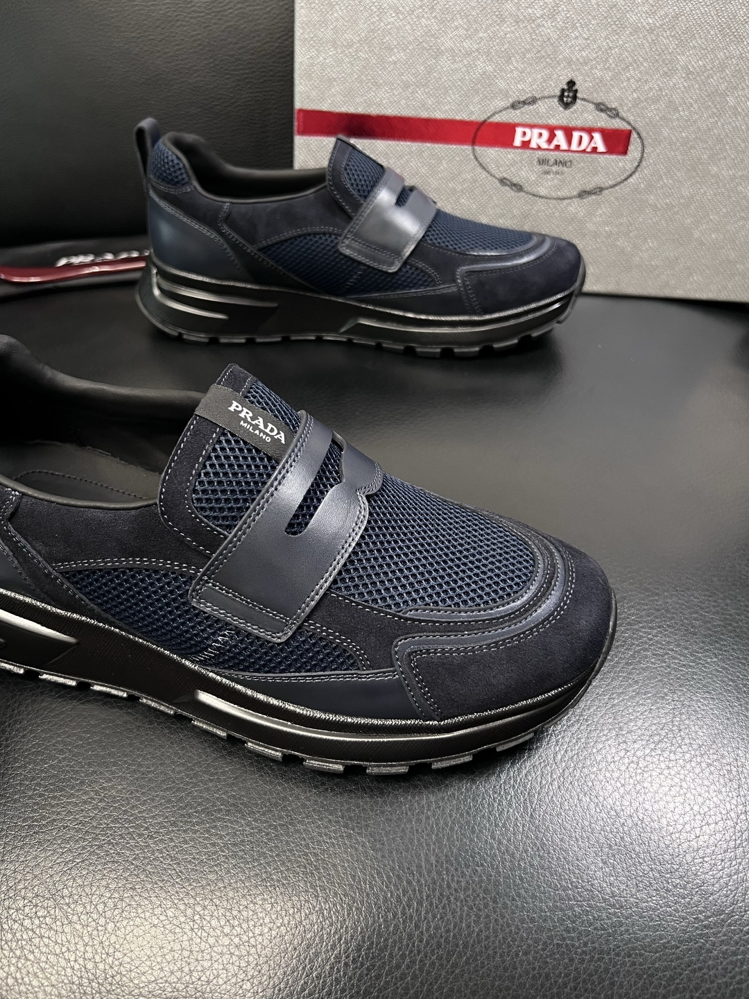 PRADA  高品质  顶级工艺品 普拉达 专柜同步 原厂配置，意大利进口原版牛皮面料，透气舒适进口水染