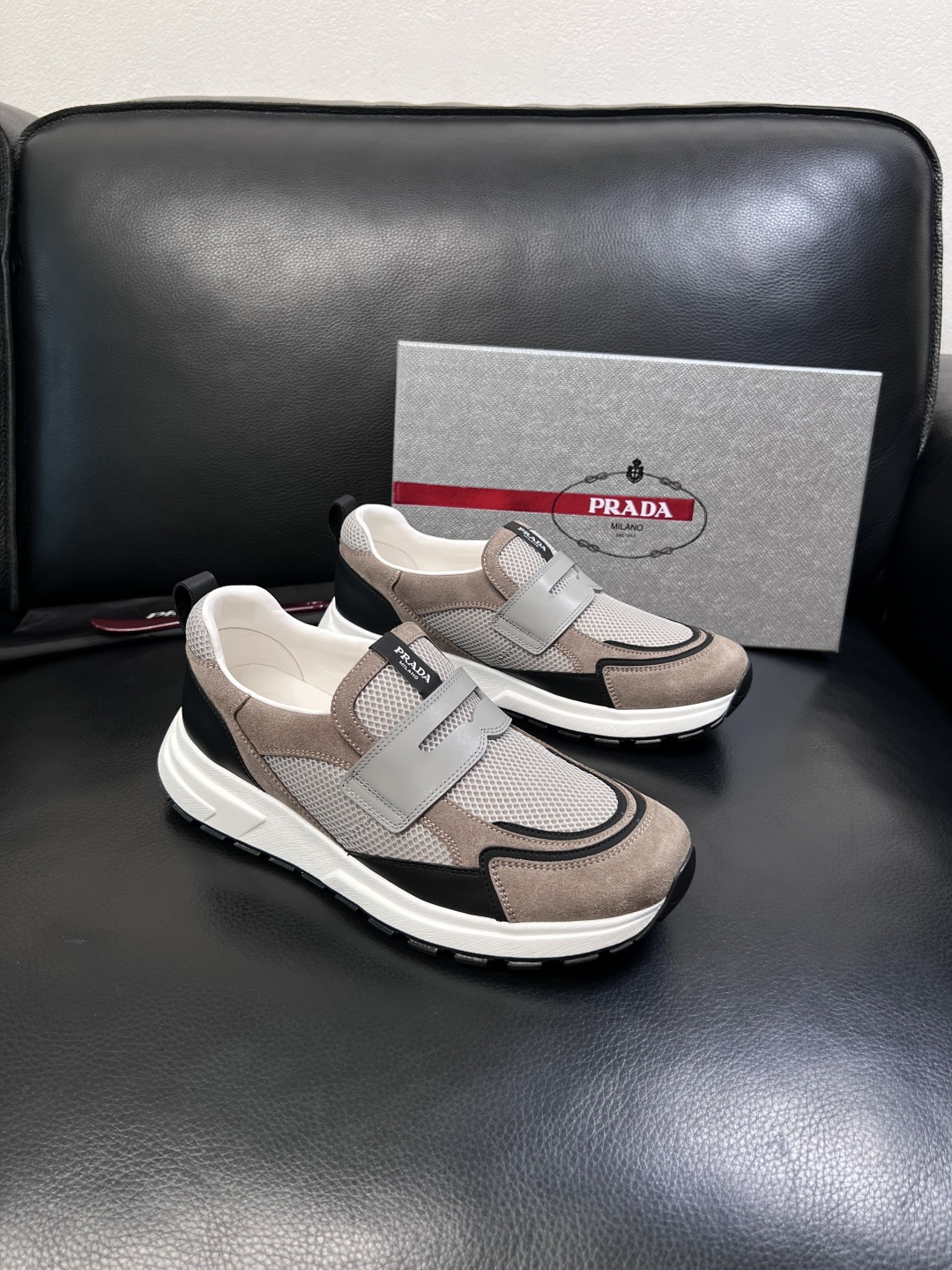 PRADA  高品质  顶级工艺品 普拉达 专柜同步 原厂配置，意大利进口原版牛皮面料，透气舒适进口水染