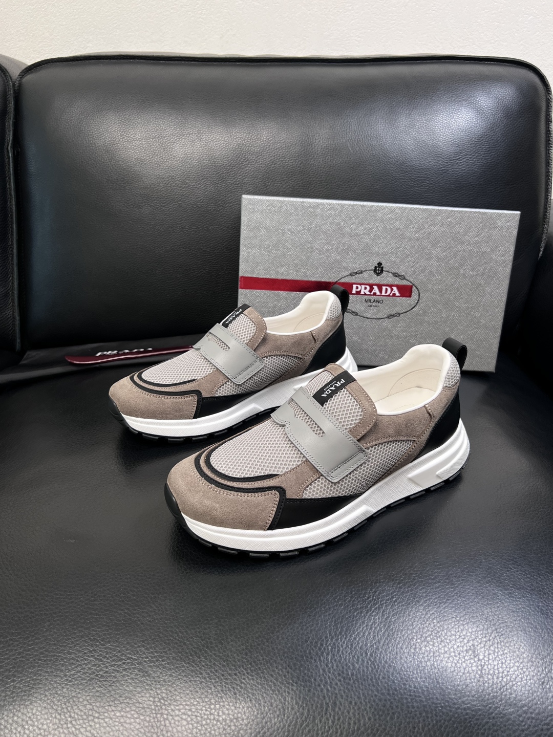 PRADA  高品质  顶级工艺品 普拉达 专柜同步 原厂配置，意大利进口原版牛皮面料，透气舒适进口水染