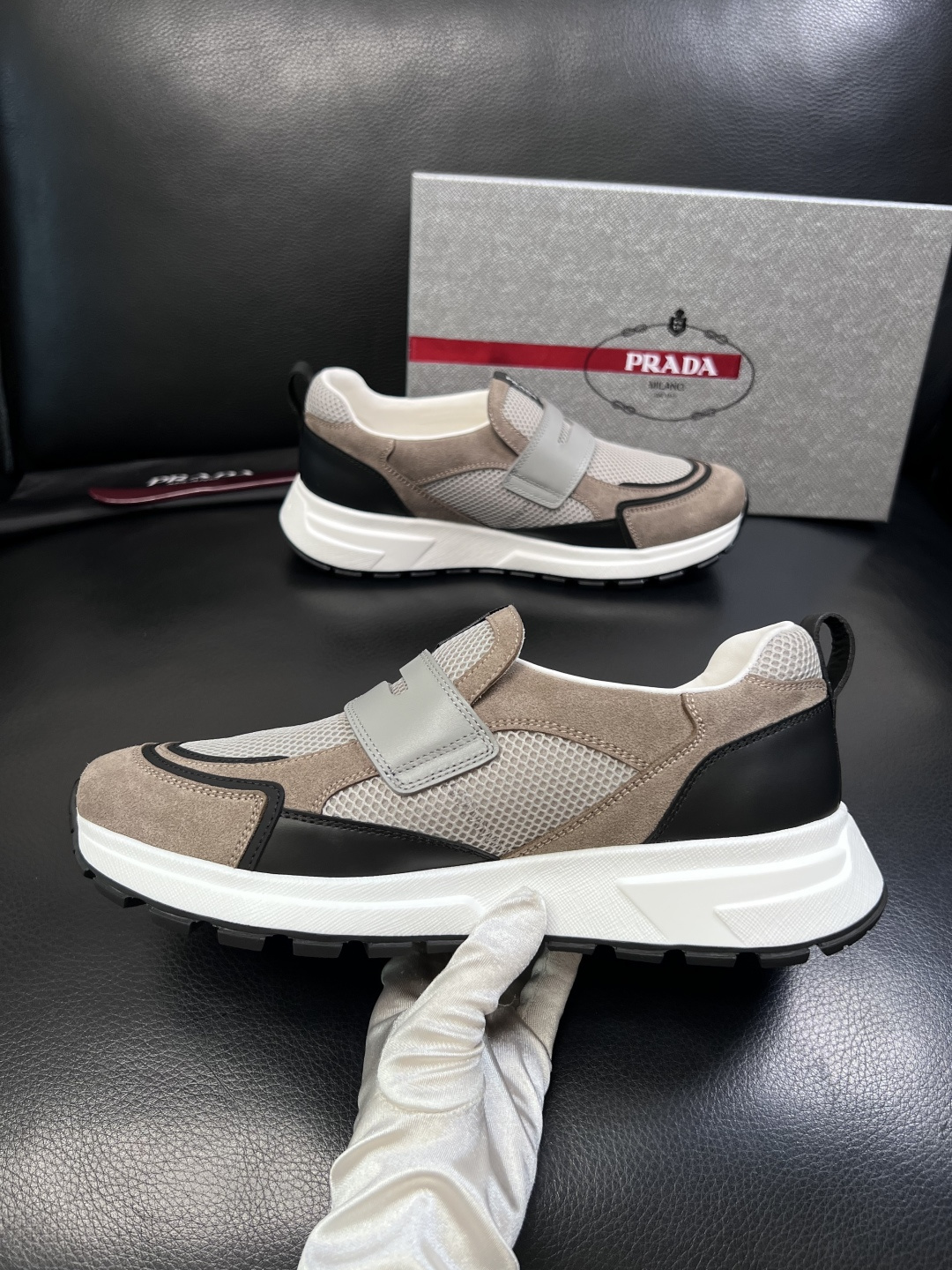 PRADA  高品质  顶级工艺品 普拉达 专柜同步 原厂配置，意大利进口原版牛皮面料，透气舒适进口水染