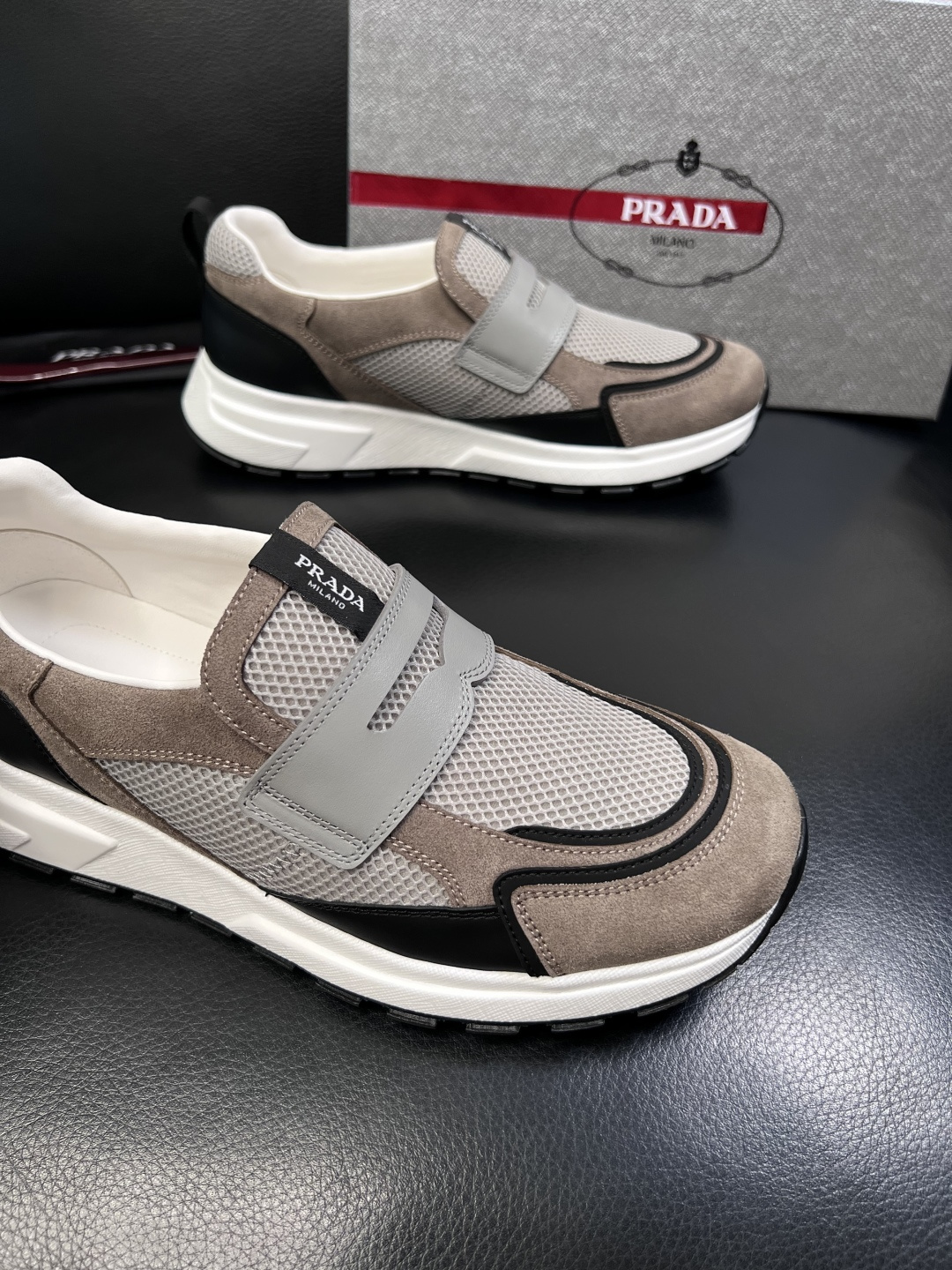 PRADA  高品质  顶级工艺品 普拉达 专柜同步 原厂配置，意大利进口原版牛皮面料，透气舒适进口水染