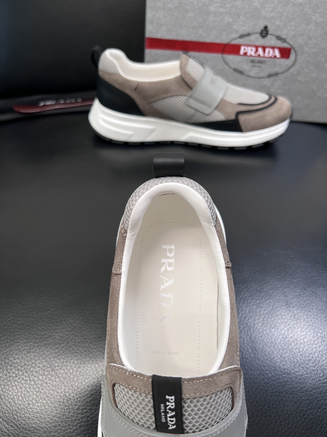 PRADA  高品质  顶级工艺品 普拉达 专柜同步 原厂配置，意大利进口原版牛皮面料，透气舒适进口水染