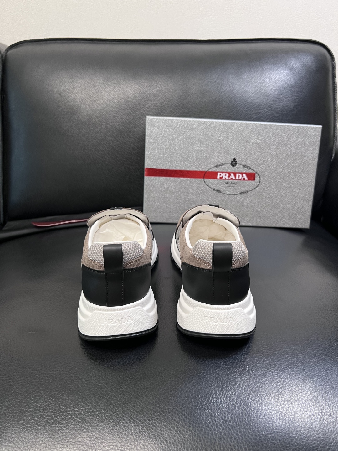 PRADA  高品质  顶级工艺品 普拉达 专柜同步 原厂配置，意大利进口原版牛皮面料，透气舒适进口水染