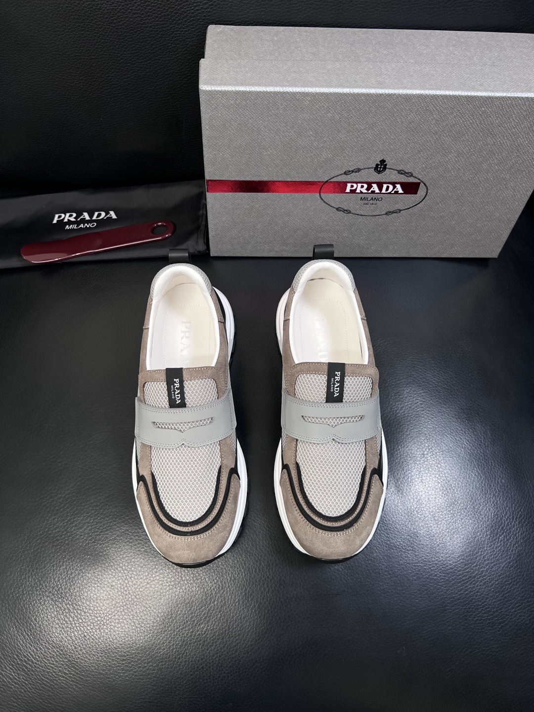 PRADA  高品质  顶级工艺品 普拉达 专柜同步 原厂配置，意大利进口原版牛皮面料，透气舒适进口水染