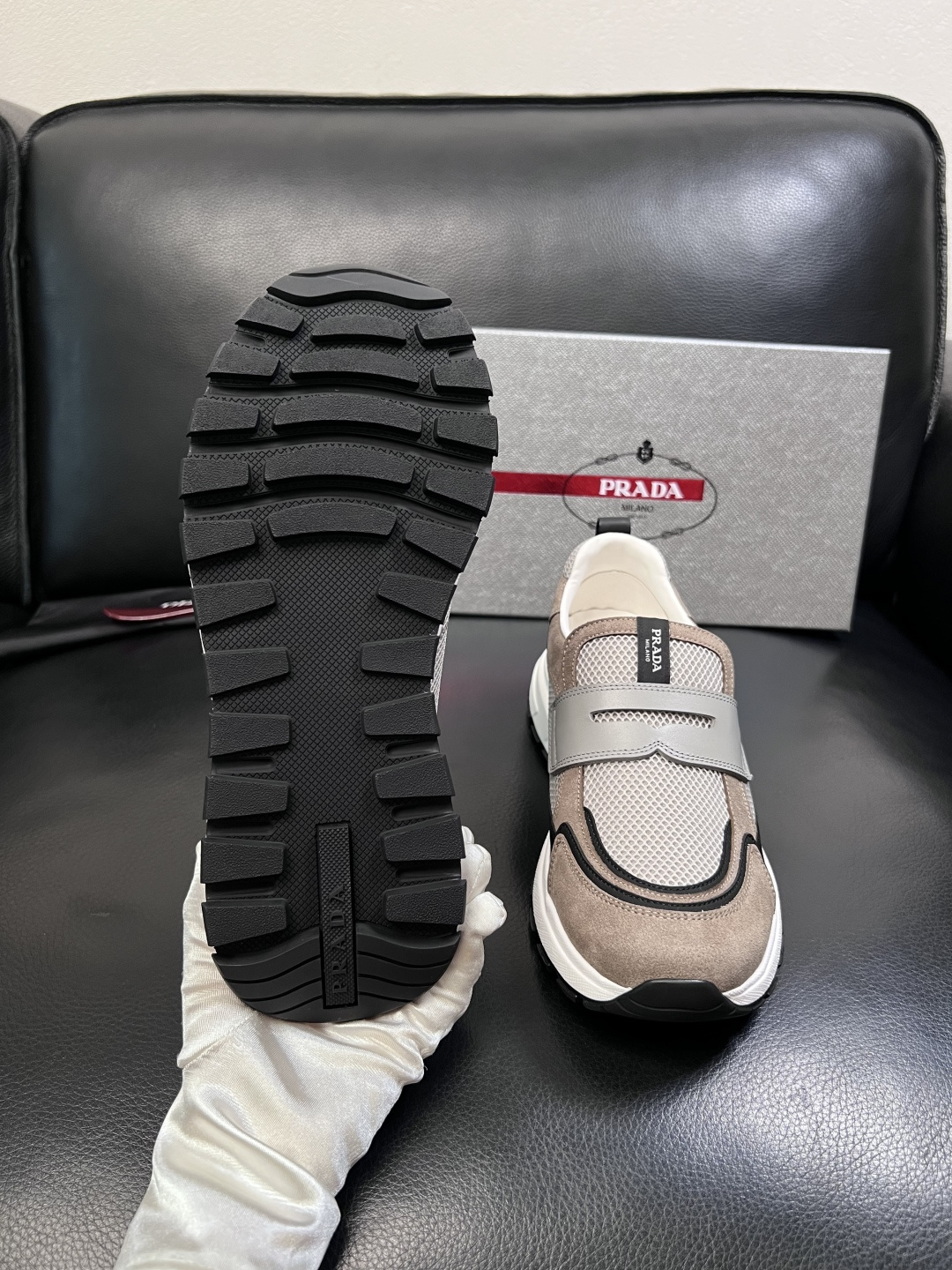 PRADA  高品质  顶级工艺品 普拉达 专柜同步 原厂配置，意大利进口原版牛皮面料，透气舒适进口水染