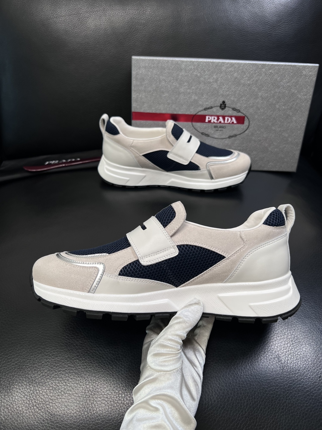 PRADA  高品质  顶级工艺品 普拉达 专柜同步 原厂配置，意大利进口原版牛皮面料，透气舒适进口水染