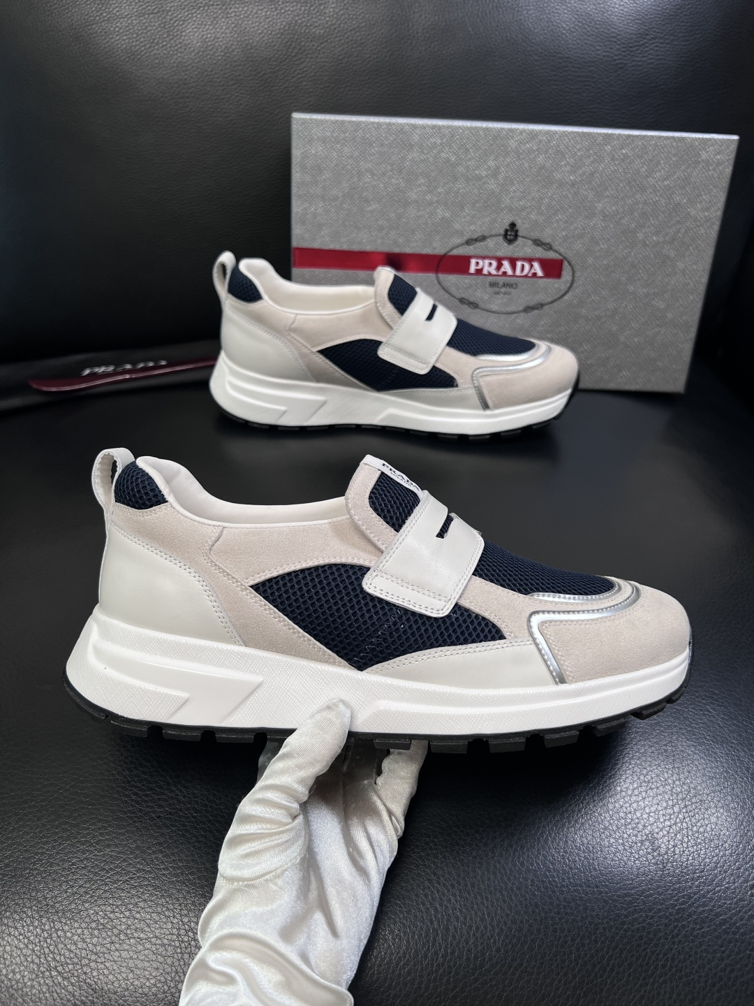 PRADA  高品质  顶级工艺品 普拉达 专柜同步 原厂配置，意大利进口原版牛皮面料，透气舒适进口水染