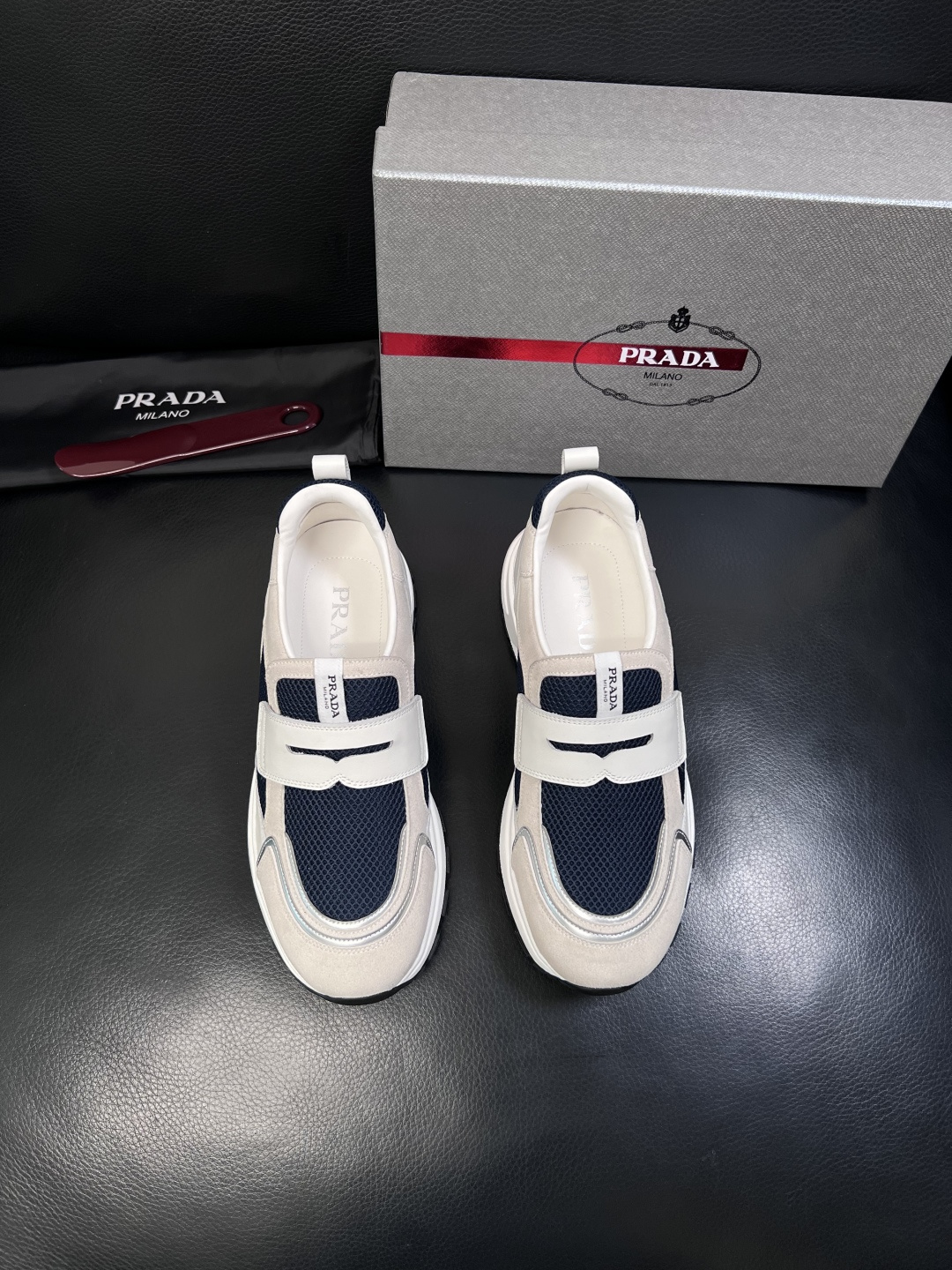PRADA  高品质  顶级工艺品 普拉达 专柜同步 原厂配置，意大利进口原版牛皮面料，透气舒适进口水染