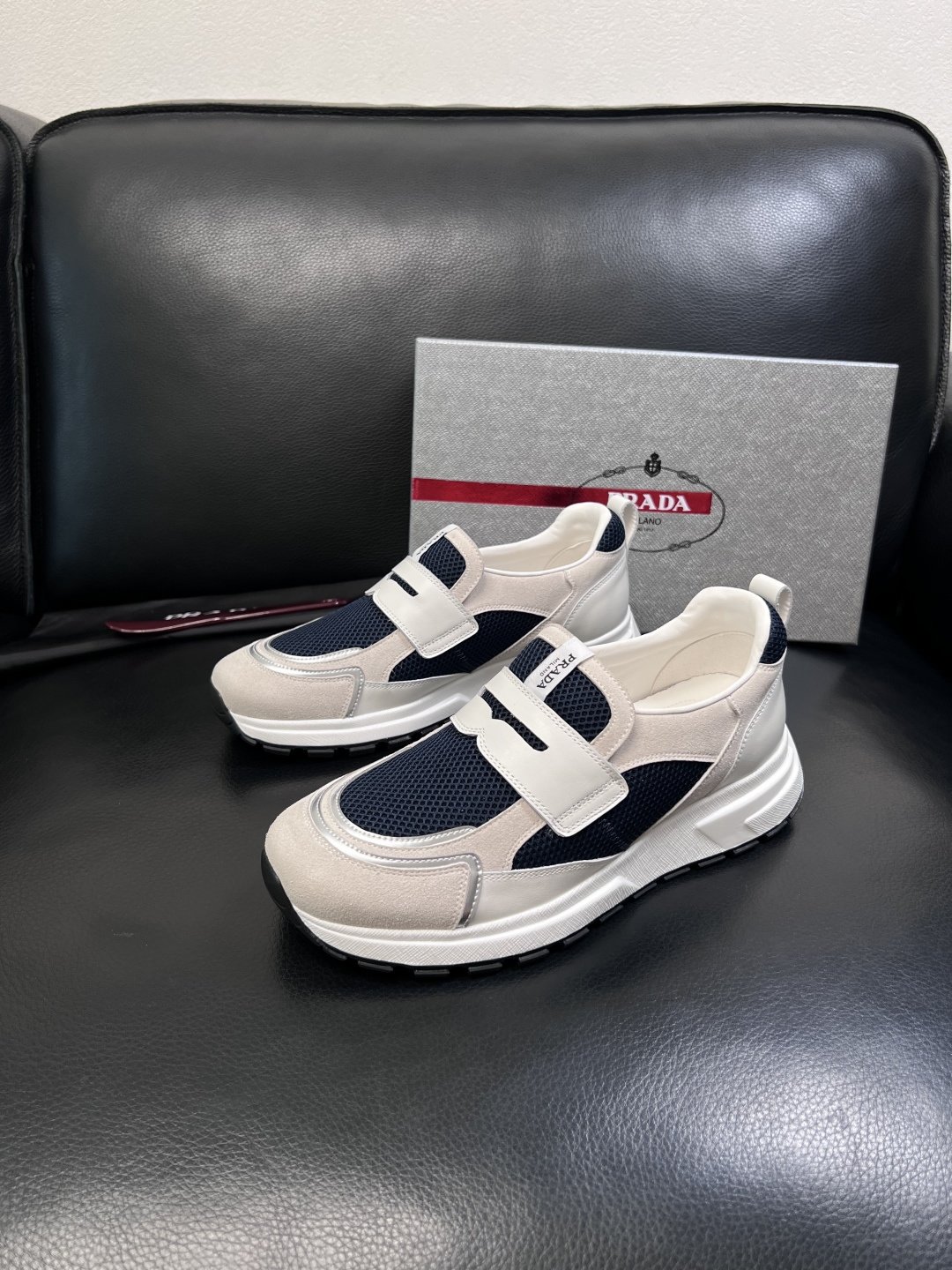 PRADA  高品质  顶级工艺品 普拉达 专柜同步 原厂配置，意大利进口原版牛皮面料，透气舒适进口水染