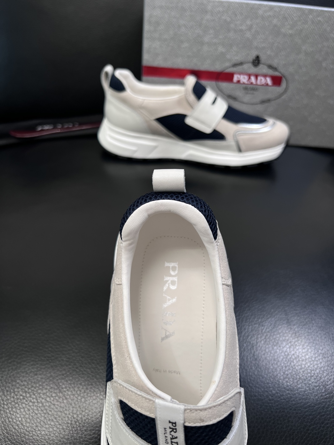 PRADA  高品质  顶级工艺品 普拉达 专柜同步 原厂配置，意大利进口原版牛皮面料，透气舒适进口水染