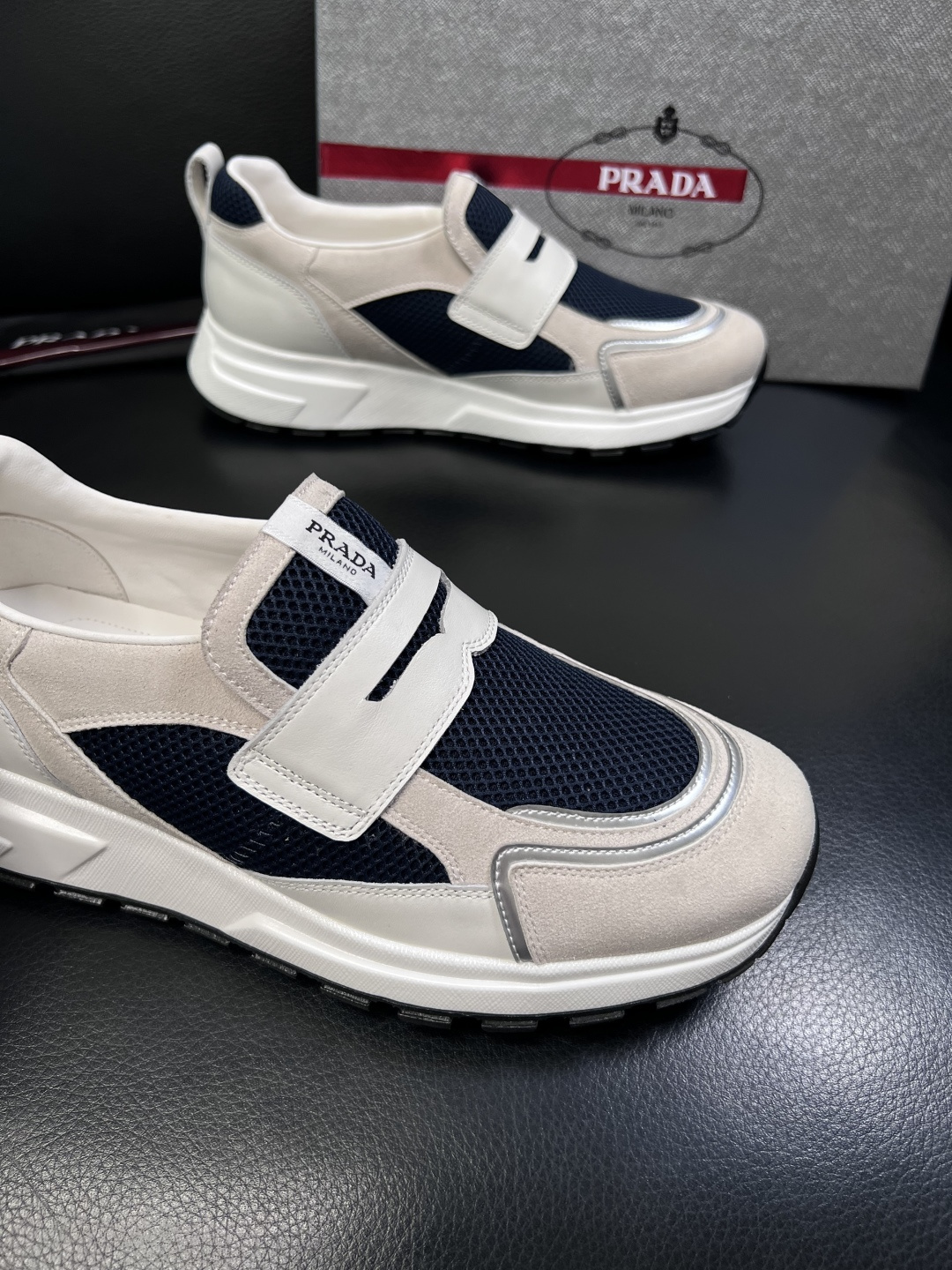 PRADA  高品质  顶级工艺品 普拉达 专柜同步 原厂配置，意大利进口原版牛皮面料，透气舒适进口水染