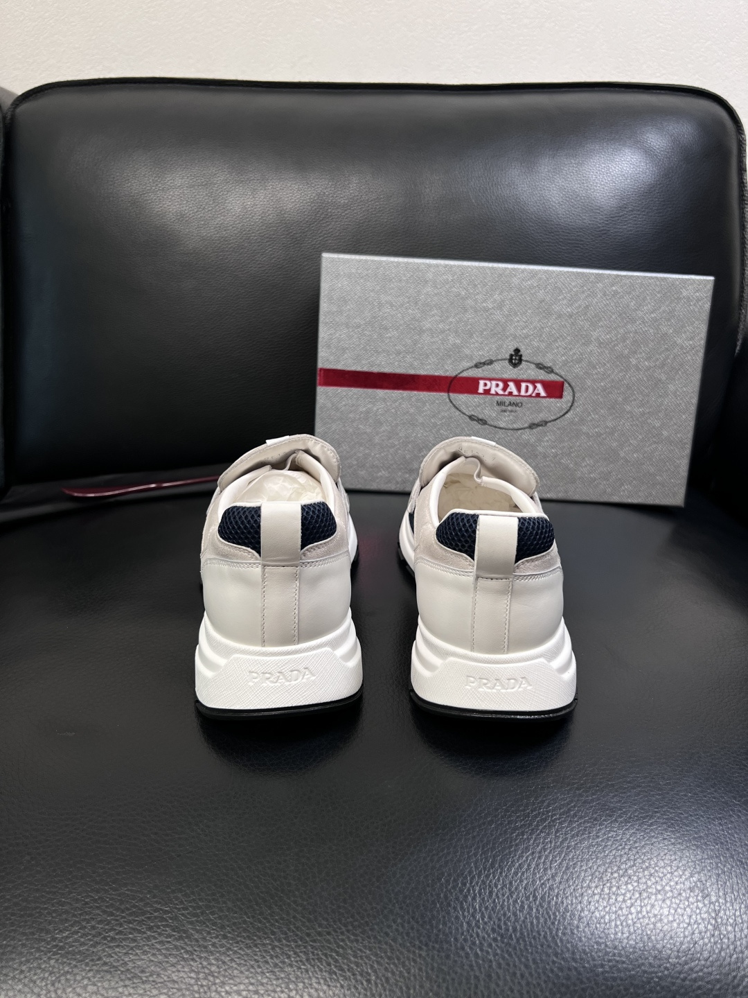 PRADA  高品质  顶级工艺品 普拉达 专柜同步 原厂配置，意大利进口原版牛皮面料，透气舒适进口水染