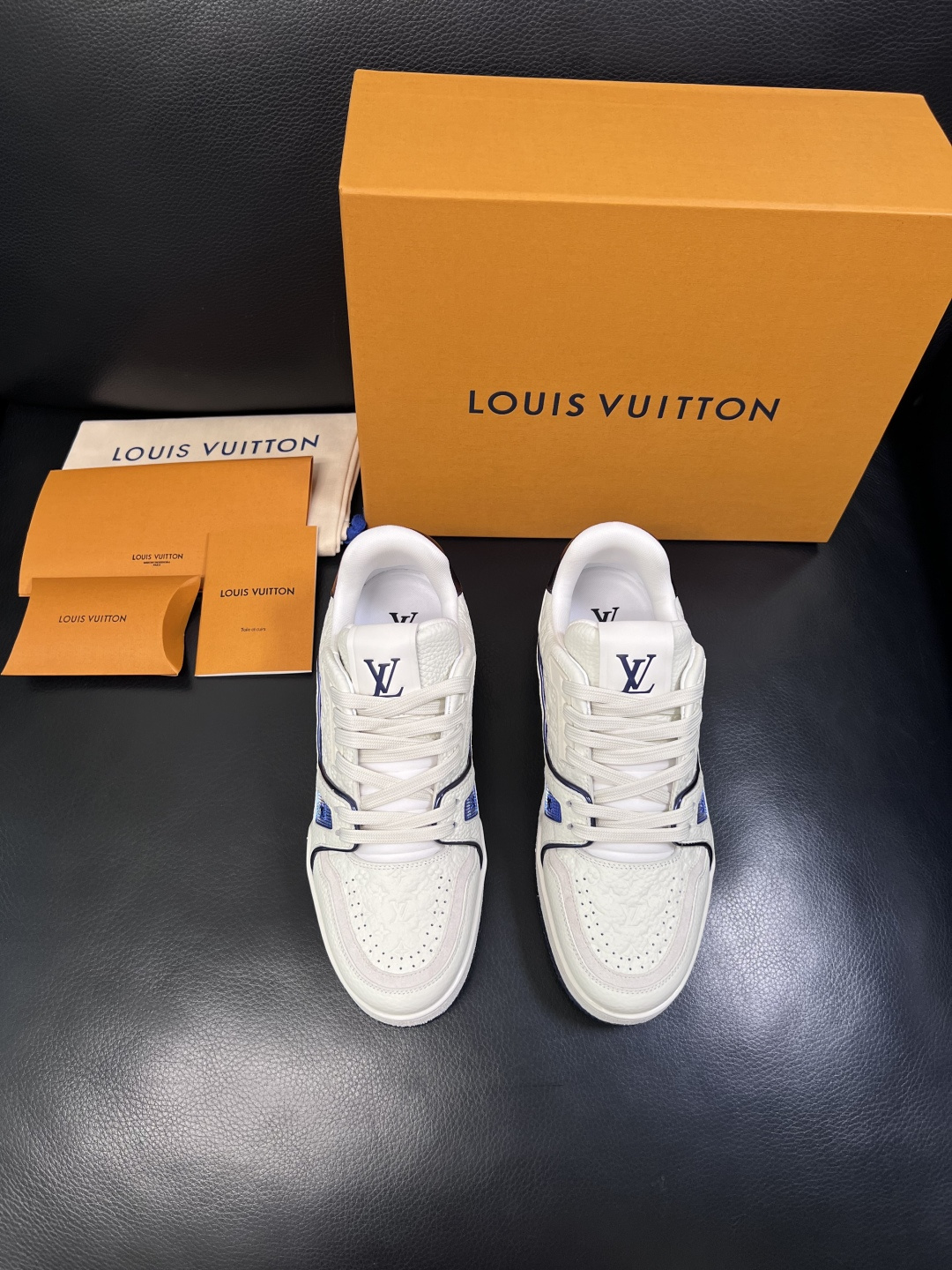 Lv  高品质  顶级工艺品  路易威登，专柜同步原厂配置，鞋面意大利进口，高品质拼接缤纷色彩复杂工艺品