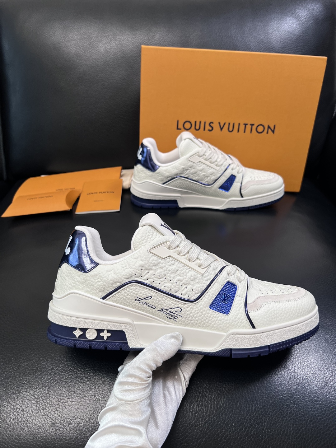 Lv  高品质  顶级工艺品  路易威登，专柜同步原厂配置，鞋面意大利进口，高品质拼接缤纷色彩复杂工艺品