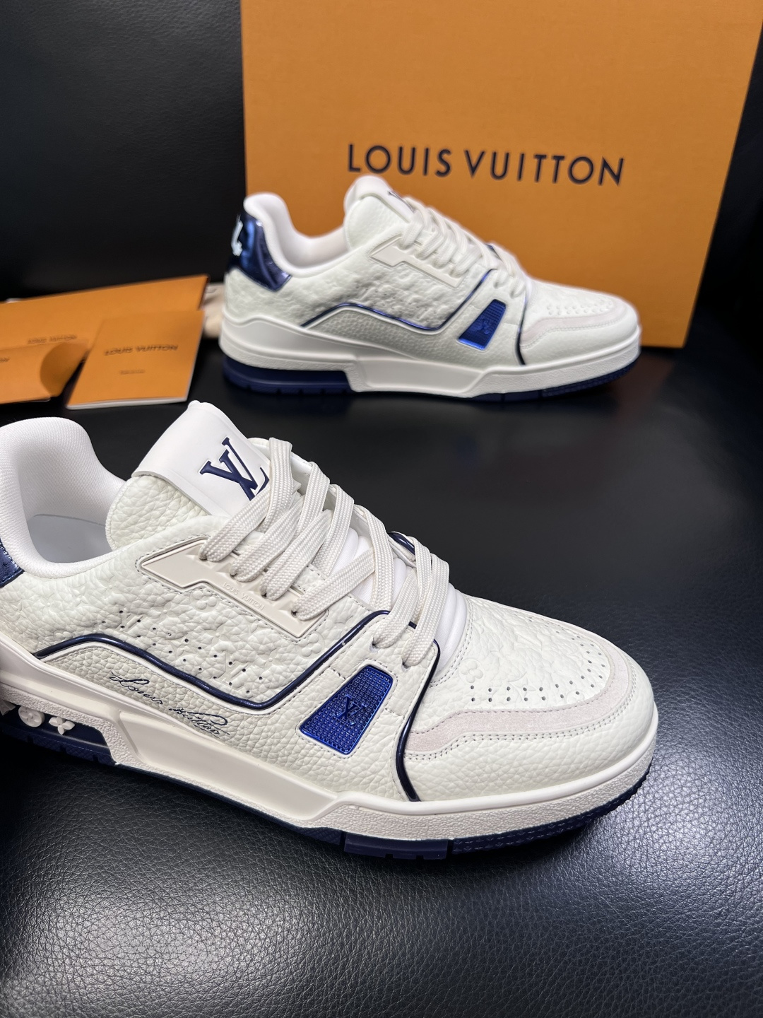 Lv  高品质  顶级工艺品  路易威登，专柜同步原厂配置，鞋面意大利进口，高品质拼接缤纷色彩复杂工艺品