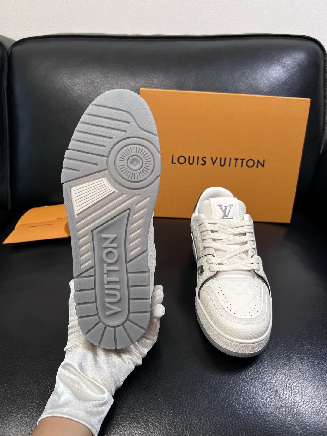 Lv  高品质  顶级工艺品  路易威登，专柜同步原厂配置，鞋面意大利进口，高品质拼接缤纷色彩复杂工艺品