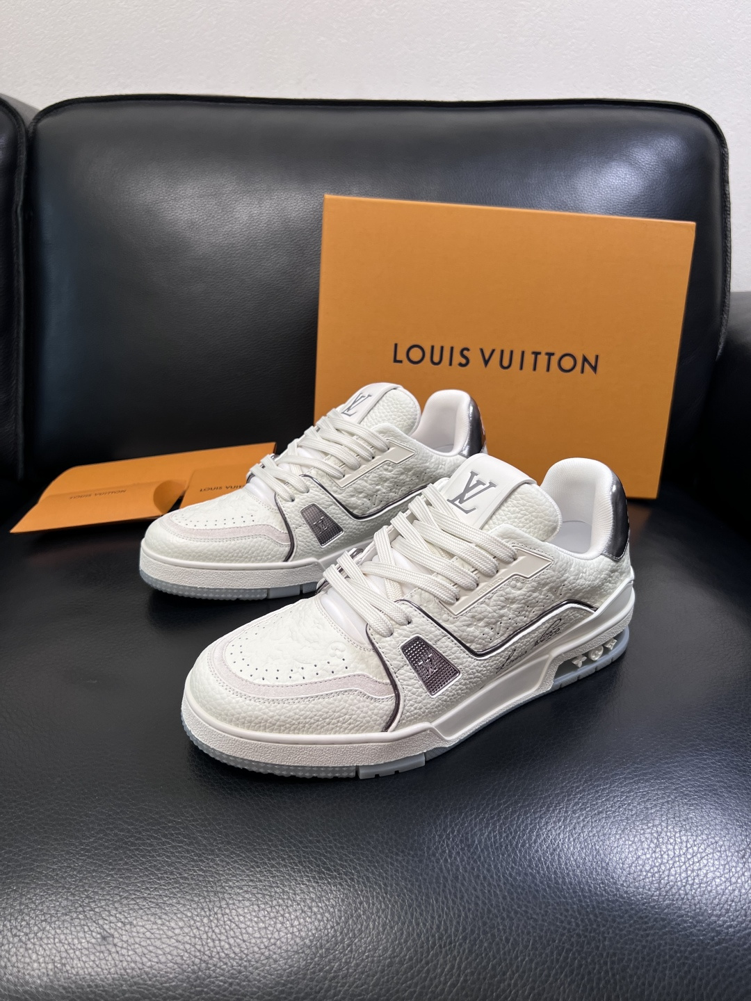 Lv  高品质  顶级工艺品  路易威登，专柜同步原厂配置，鞋面意大利进口，高品质拼接缤纷色彩复杂工艺品