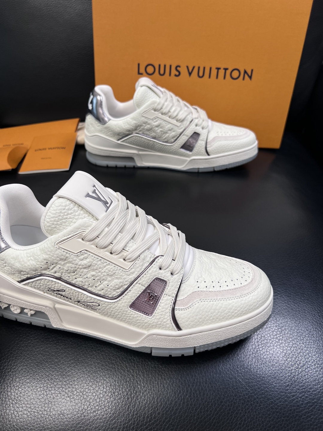 Lv  高品质  顶级工艺品  路易威登，专柜同步原厂配置，鞋面意大利进口，高品质拼接缤纷色彩复杂工艺品
