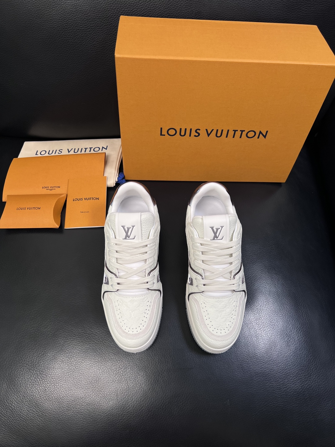 Lv  高品质  顶级工艺品  路易威登，专柜同步原厂配置，鞋面意大利进口，高品质拼接缤纷色彩复杂工艺品