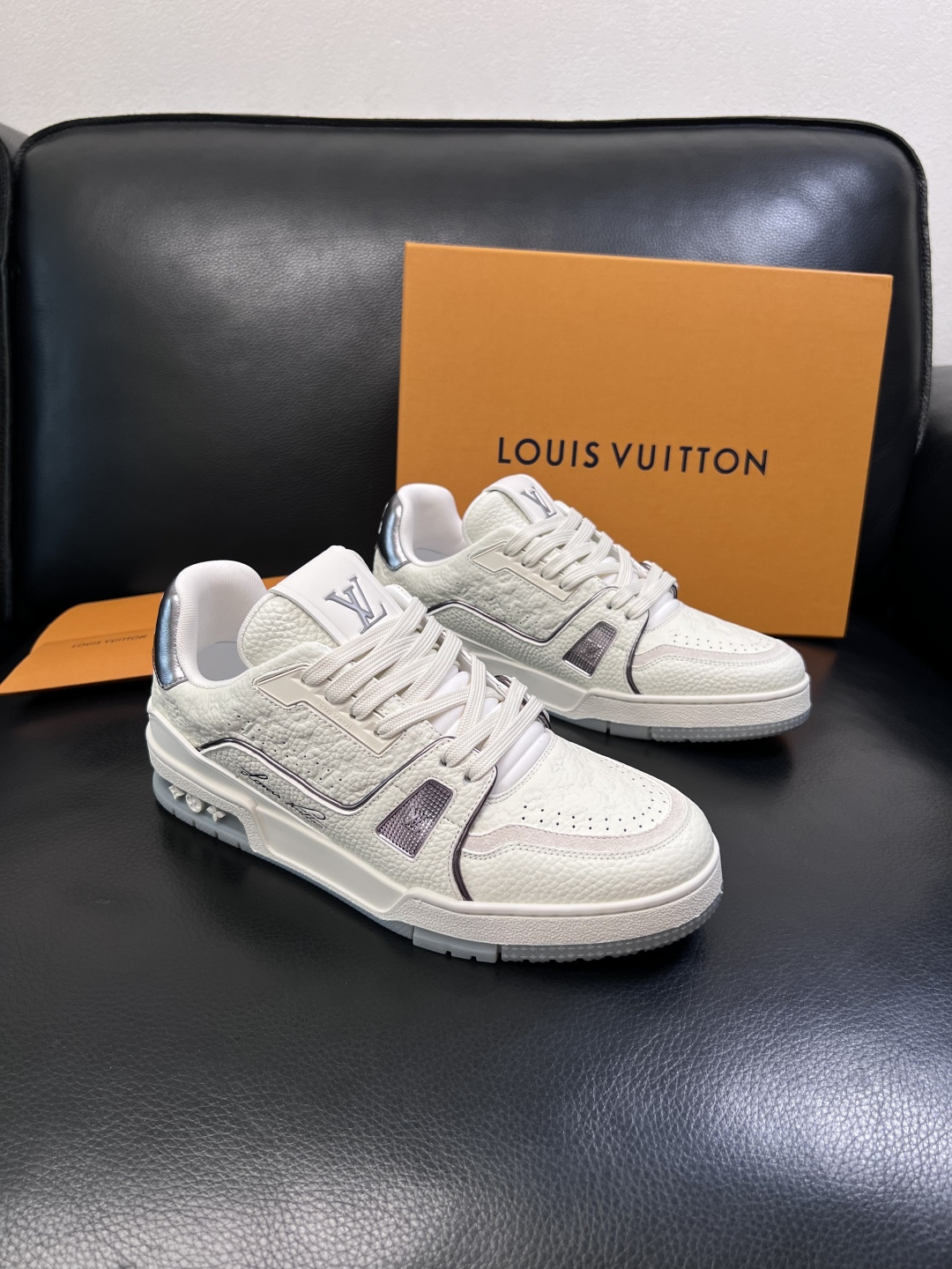 Lv  高品质  顶级工艺品  路易威登，专柜同步原厂配置，鞋面意大利进口，高品质拼接缤纷色彩复杂工艺品