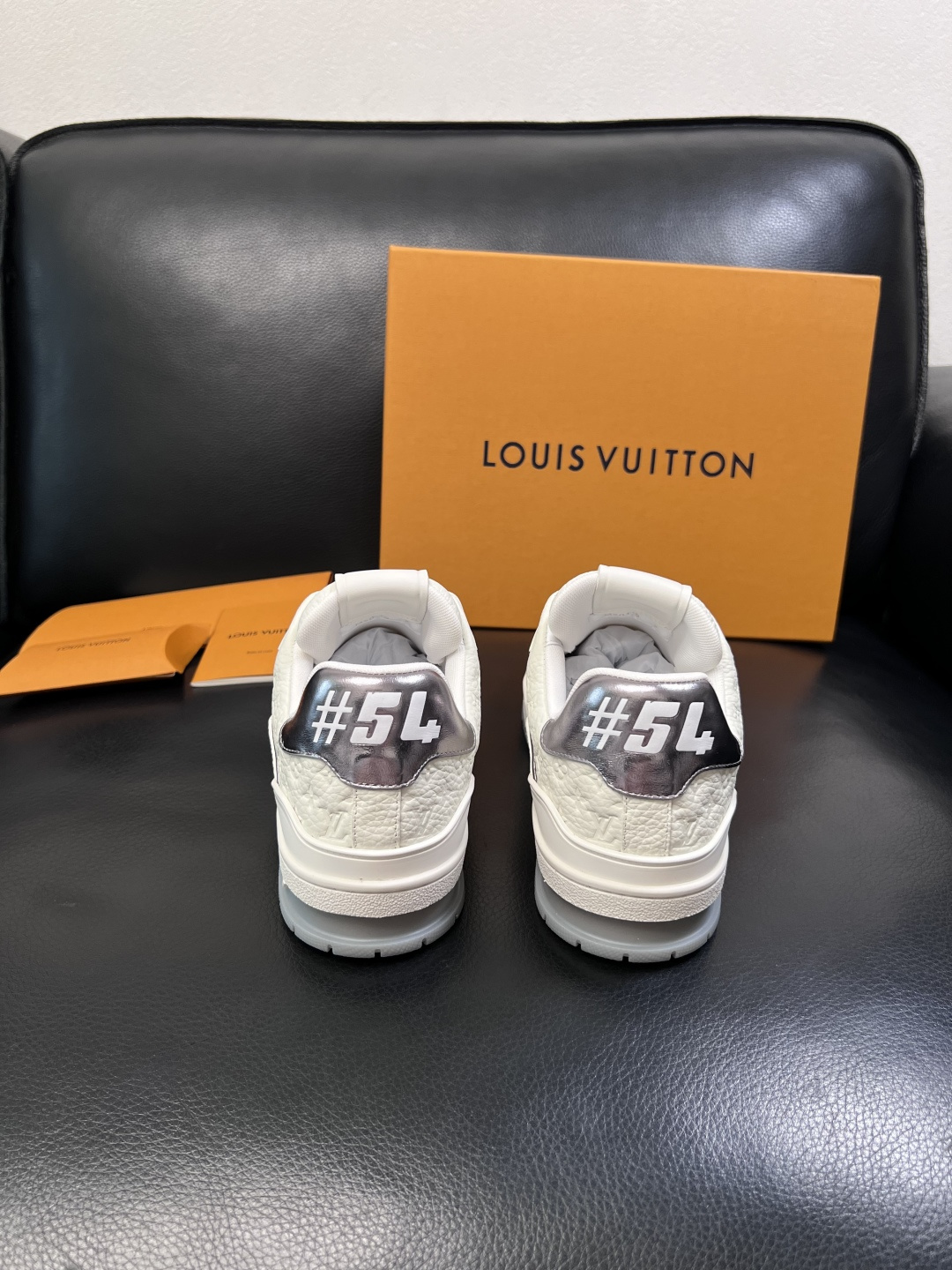Lv  高品质  顶级工艺品  路易威登，专柜同步原厂配置，鞋面意大利进口，高品质拼接缤纷色彩复杂工艺品
