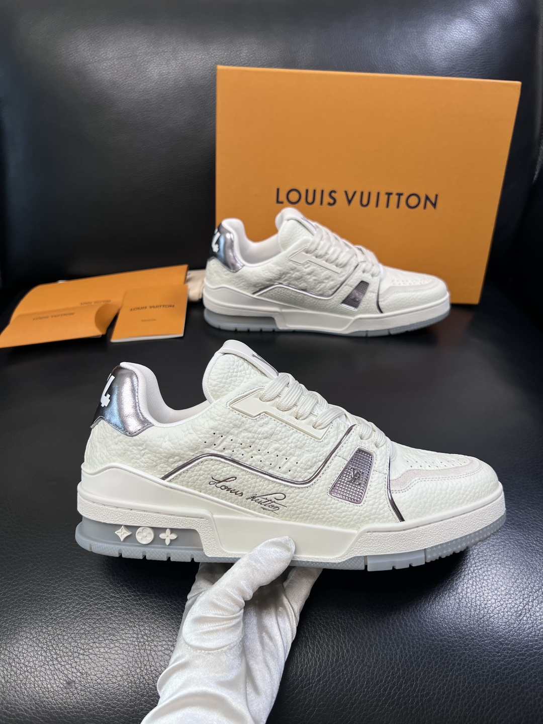 Lv  高品质  顶级工艺品  路易威登，专柜同步原厂配置，鞋面意大利进口，高品质拼接缤纷色彩复杂工艺品