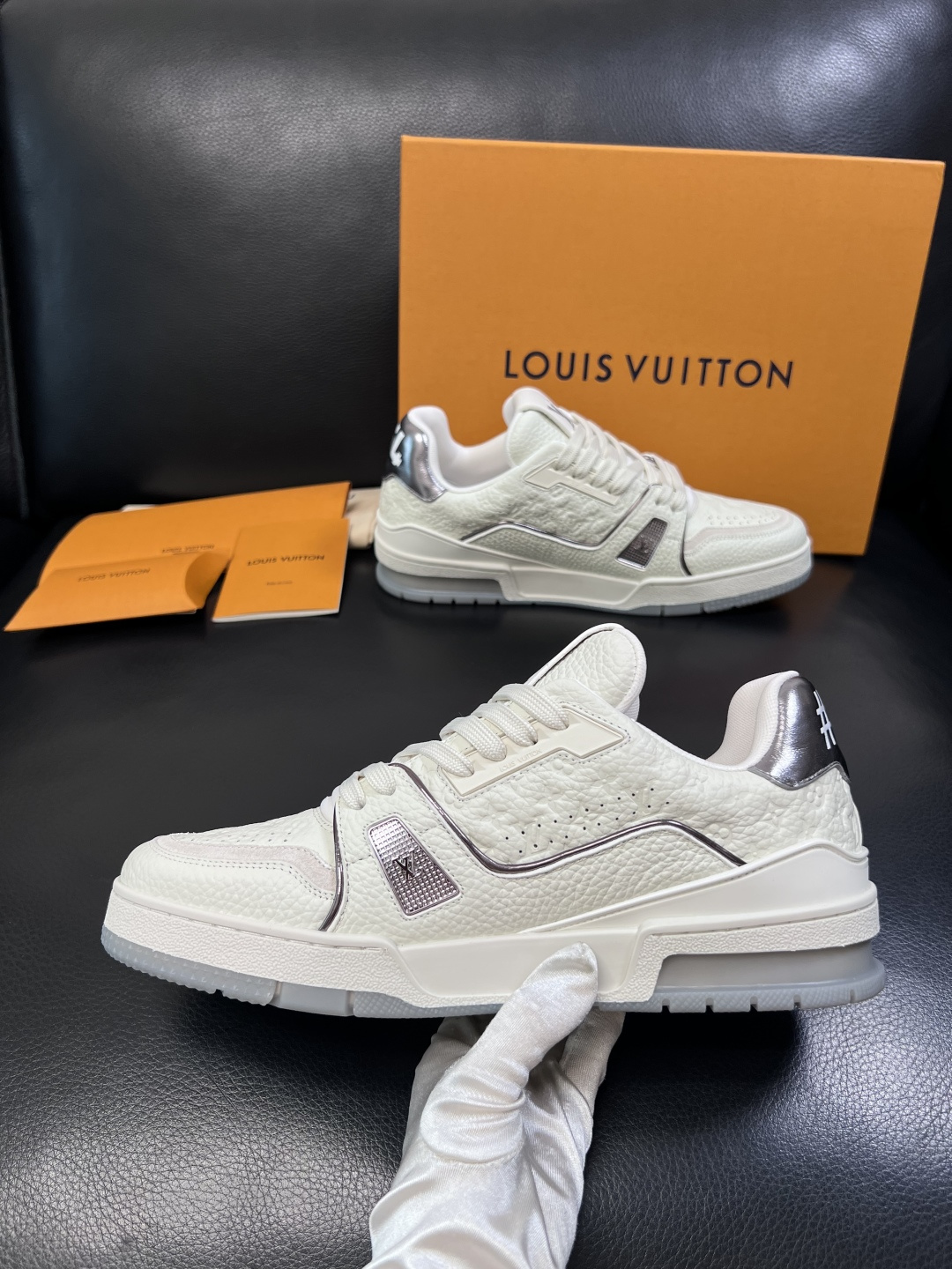 Lv  高品质  顶级工艺品  路易威登，专柜同步原厂配置，鞋面意大利进口，高品质拼接缤纷色彩复杂工艺品