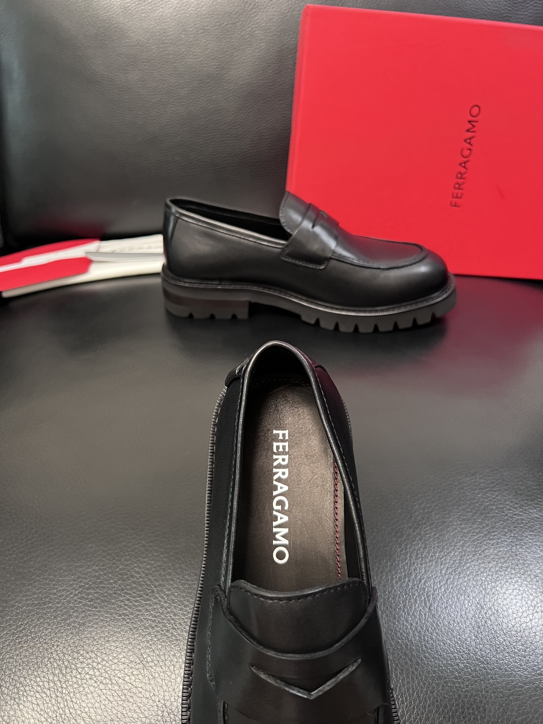 Ferragamo  高品质  顶级工艺品  菲拉格慕   专柜同步发售原厂配置，意大利进口原版牛皮，进