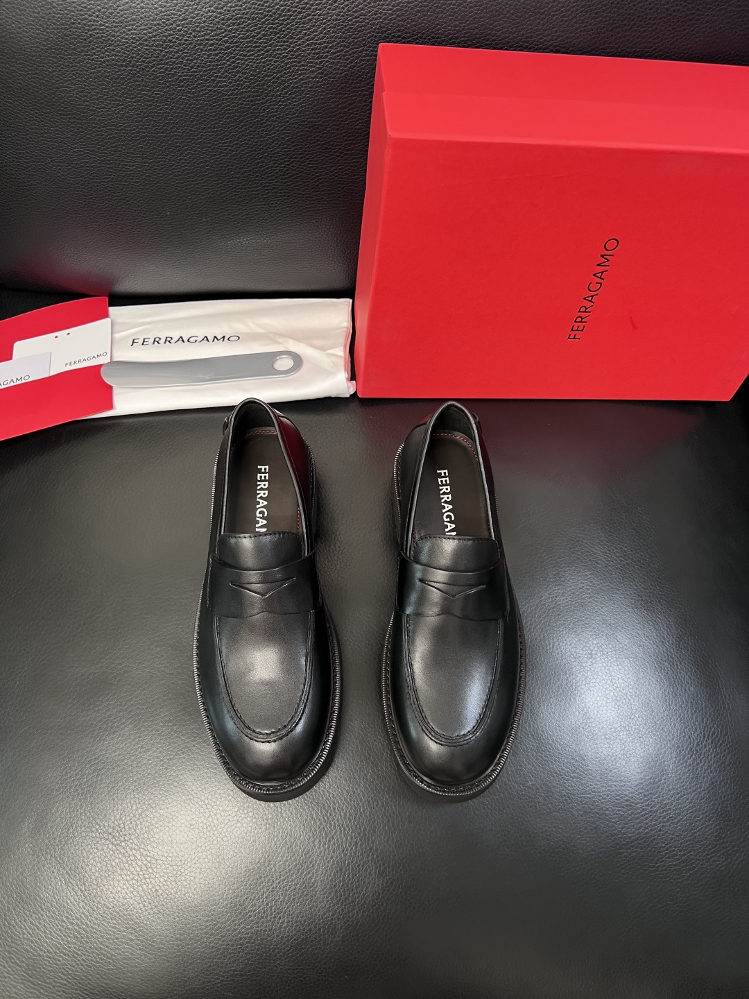 Ferragamo  高品质  顶级工艺品  菲拉格慕   专柜同步发售原厂配置，意大利进口原版牛皮，进