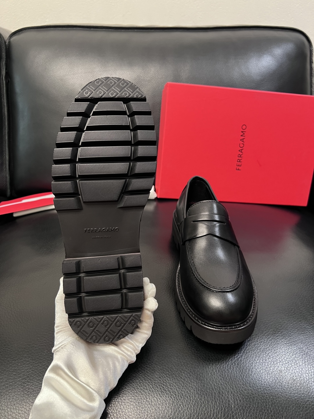Ferragamo  高品质  顶级工艺品  菲拉格慕   专柜同步发售原厂配置，意大利进口原版牛皮，进