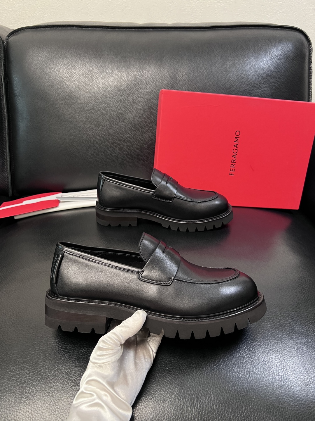 Ferragamo  高品质  顶级工艺品  菲拉格慕   专柜同步发售原厂配置，意大利进口原版牛皮，进