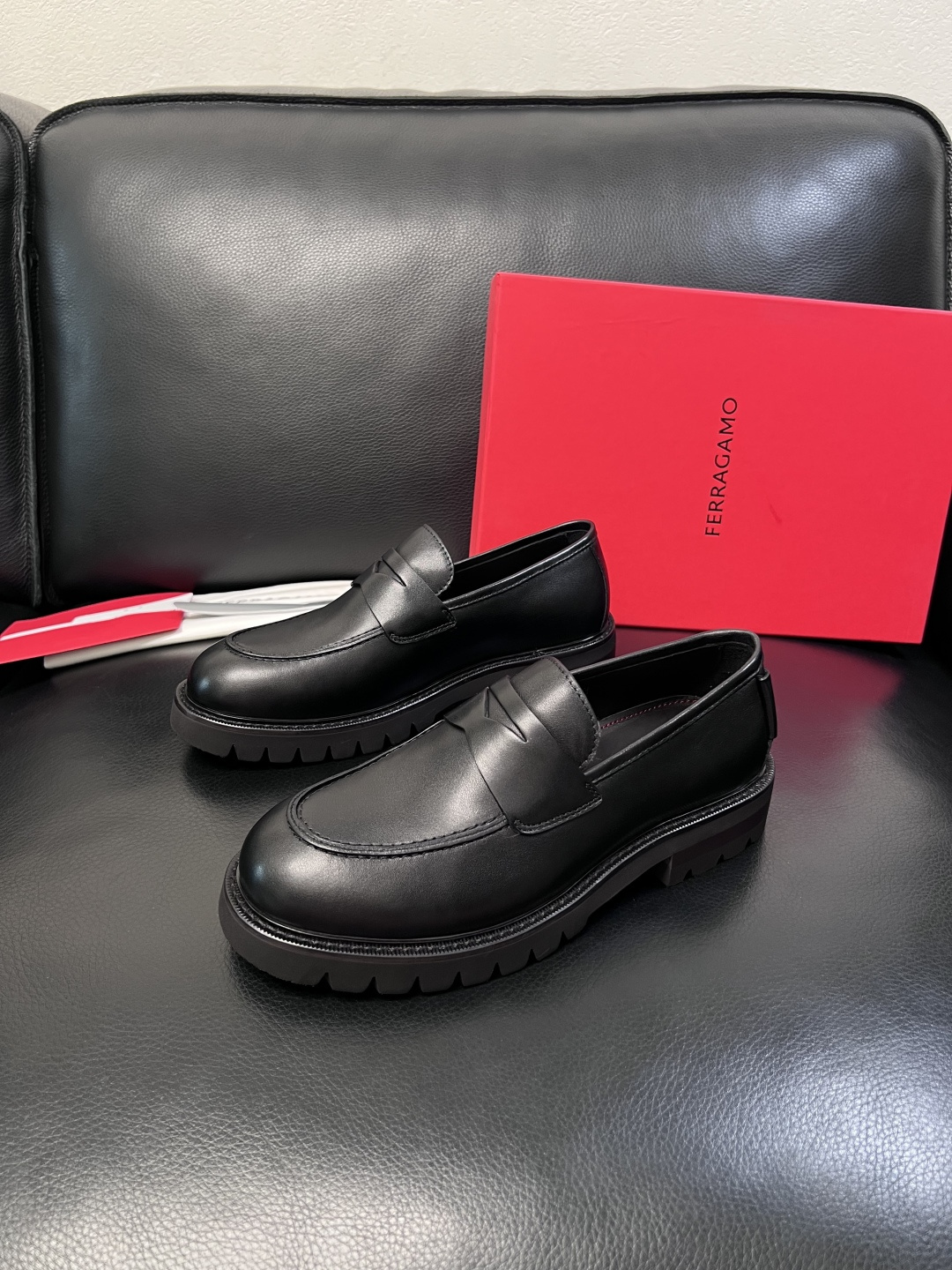 Ferragamo  高品质  顶级工艺品  菲拉格慕   专柜同步发售原厂配置，意大利进口原版牛皮，进