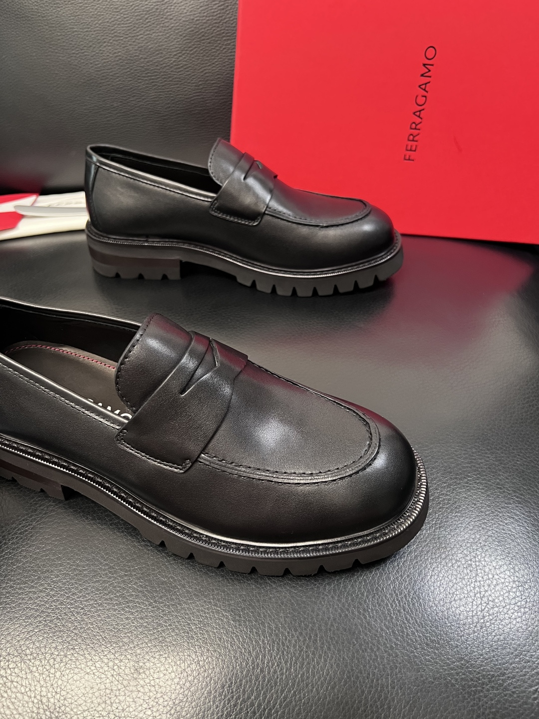 Ferragamo  高品质  顶级工艺品  菲拉格慕   专柜同步发售原厂配置，意大利进口原版牛皮，进