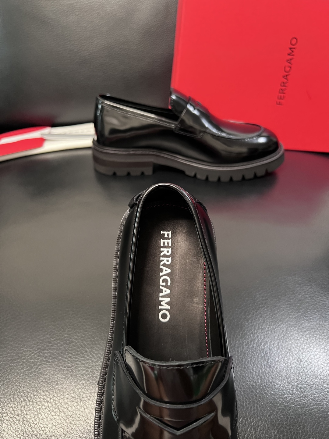 Ferragamo  高品质  顶级工艺品  菲拉格慕   专柜同步发售原厂配置，意大利进口原版牛皮，进