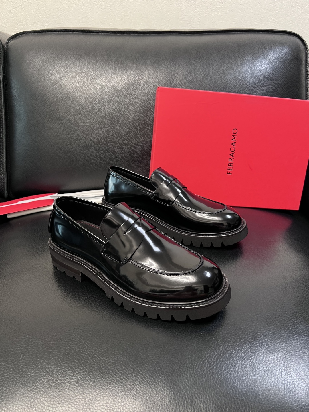 Ferragamo  高品质  顶级工艺品  菲拉格慕   专柜同步发售原厂配置，意大利进口原版牛皮，进