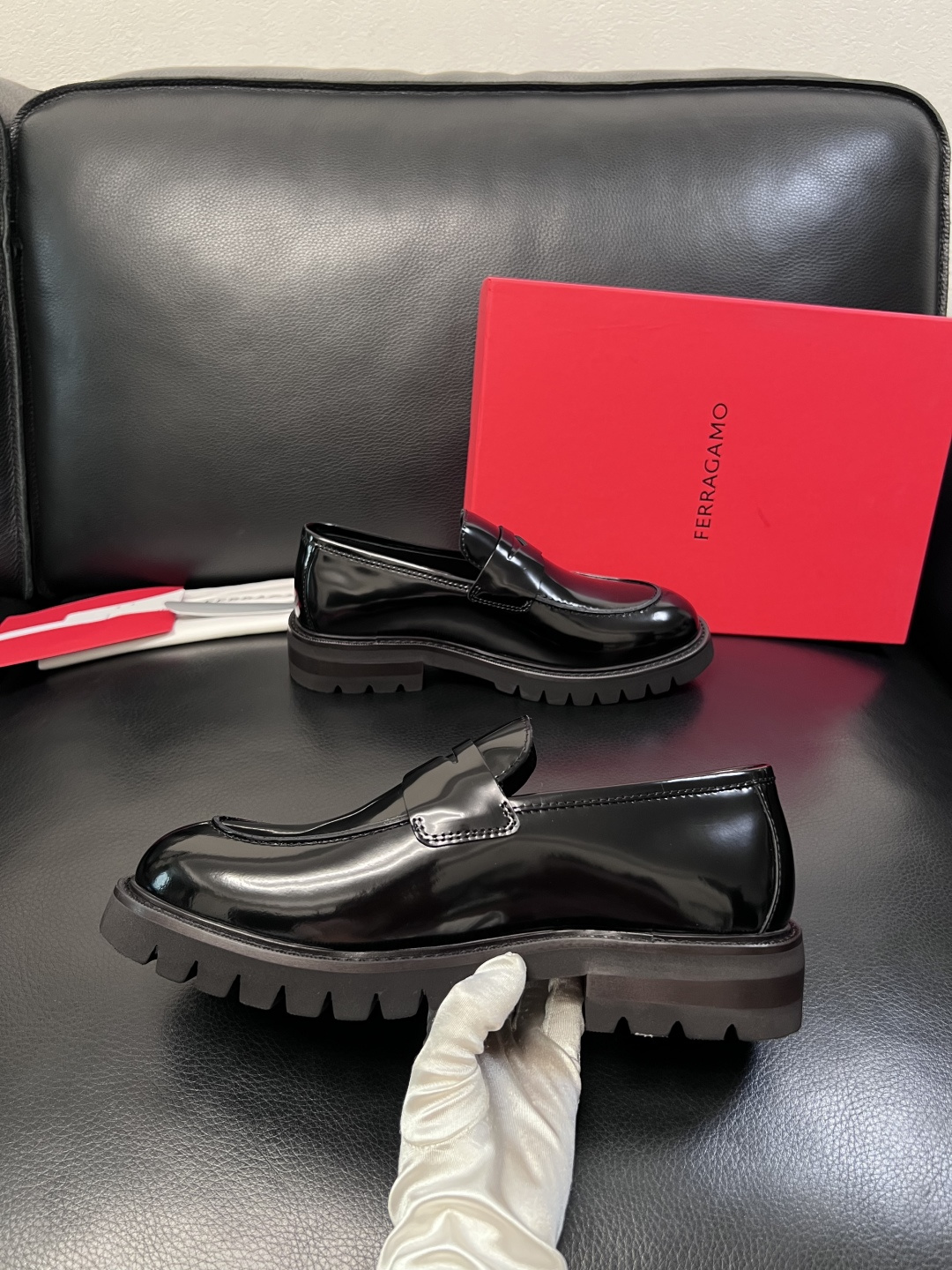 Ferragamo  高品质  顶级工艺品  菲拉格慕   专柜同步发售原厂配置，意大利进口原版牛皮，进