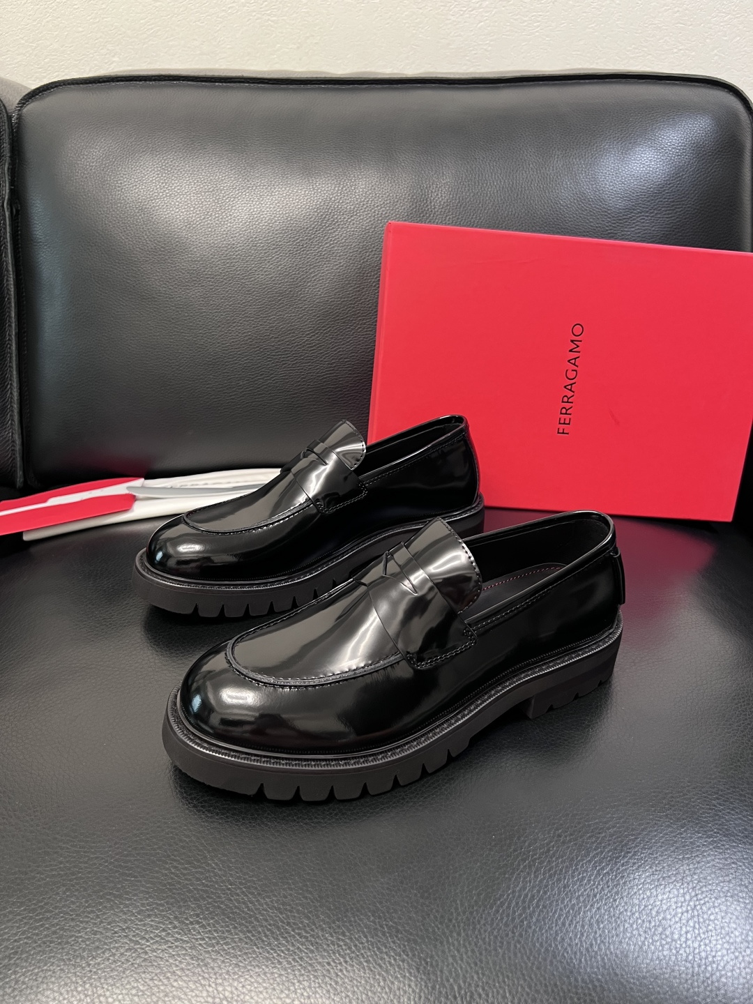 Ferragamo  高品质  顶级工艺品  菲拉格慕   专柜同步发售原厂配置，意大利进口原版牛皮，进
