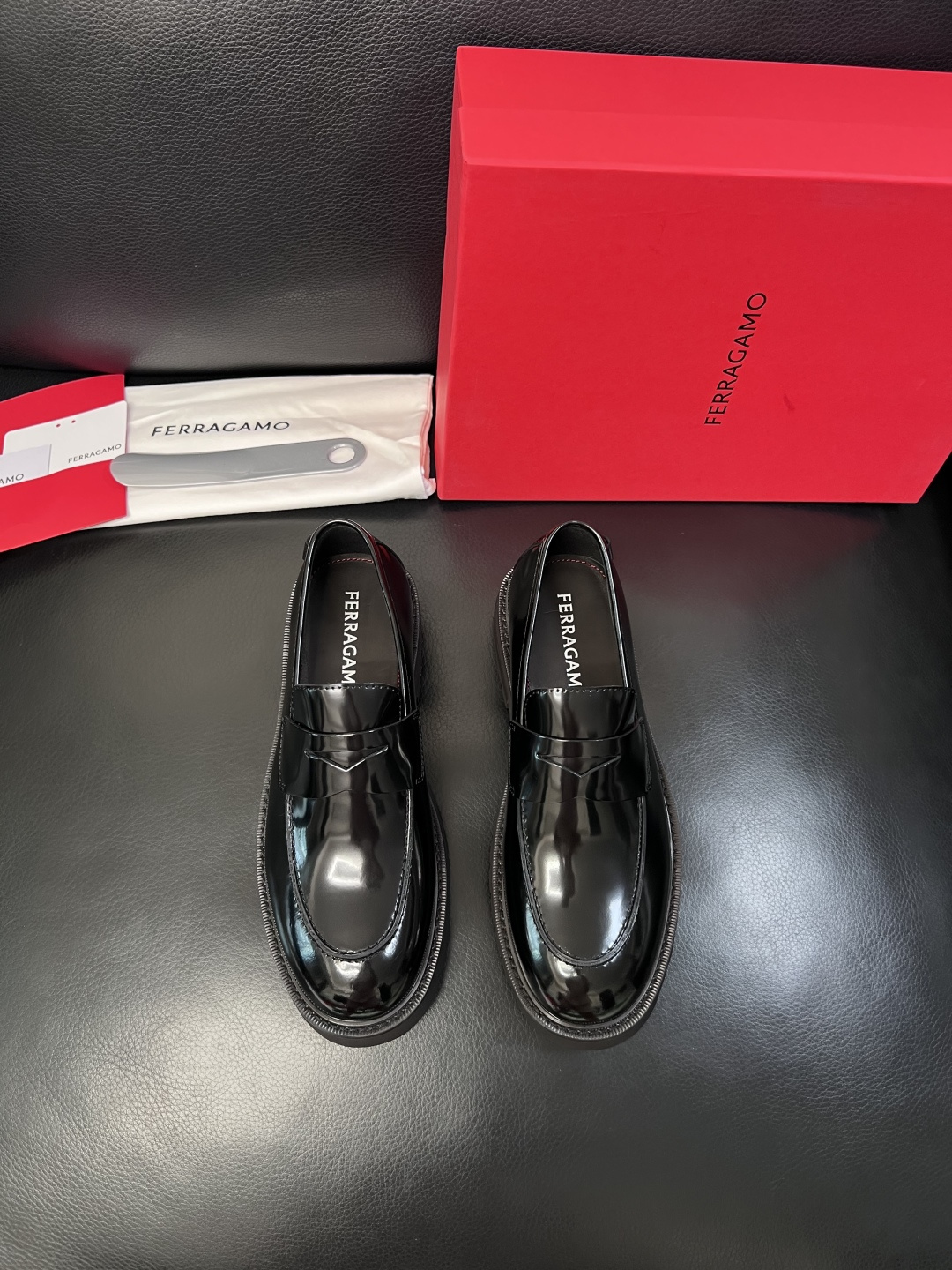 Ferragamo  高品质  顶级工艺品  菲拉格慕   专柜同步发售原厂配置，意大利进口原版牛皮，进