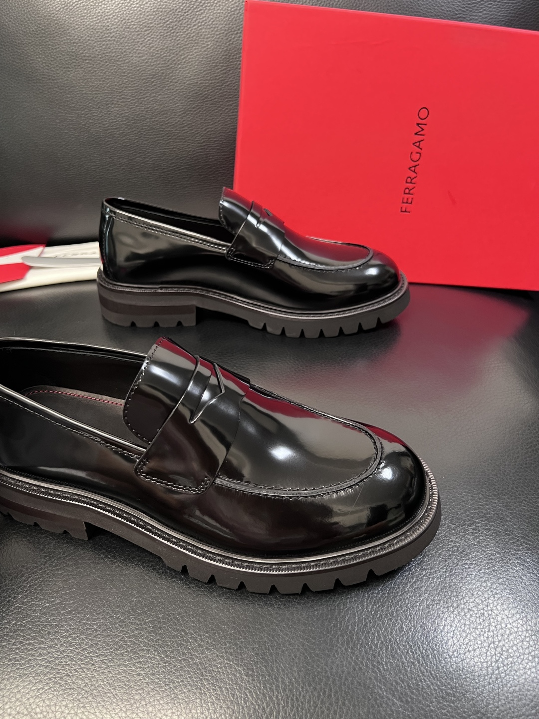 Ferragamo  高品质  顶级工艺品  菲拉格慕   专柜同步发售原厂配置，意大利进口原版牛皮，进