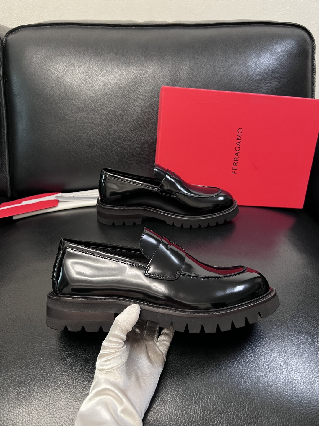 Ferragamo  高品质  顶级工艺品  菲拉格慕   专柜同步发售原厂配置，意大利进口原版牛皮，进