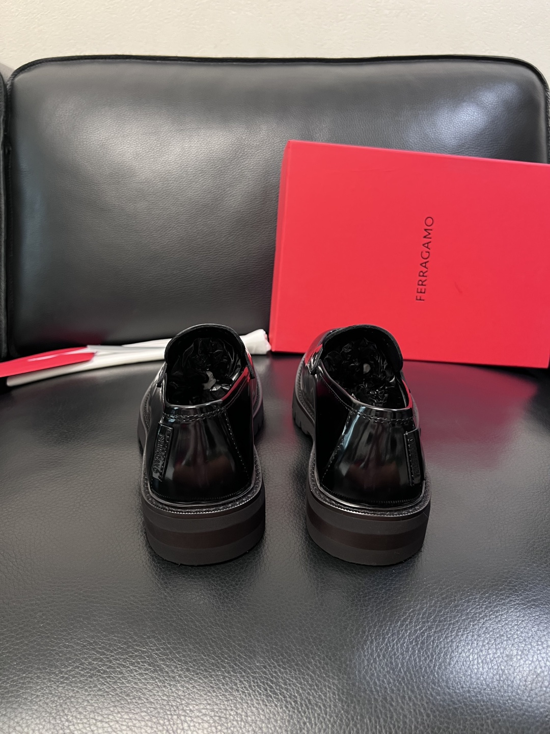 Ferragamo  高品质  顶级工艺品  菲拉格慕   专柜同步发售原厂配置，意大利进口原版牛皮，进