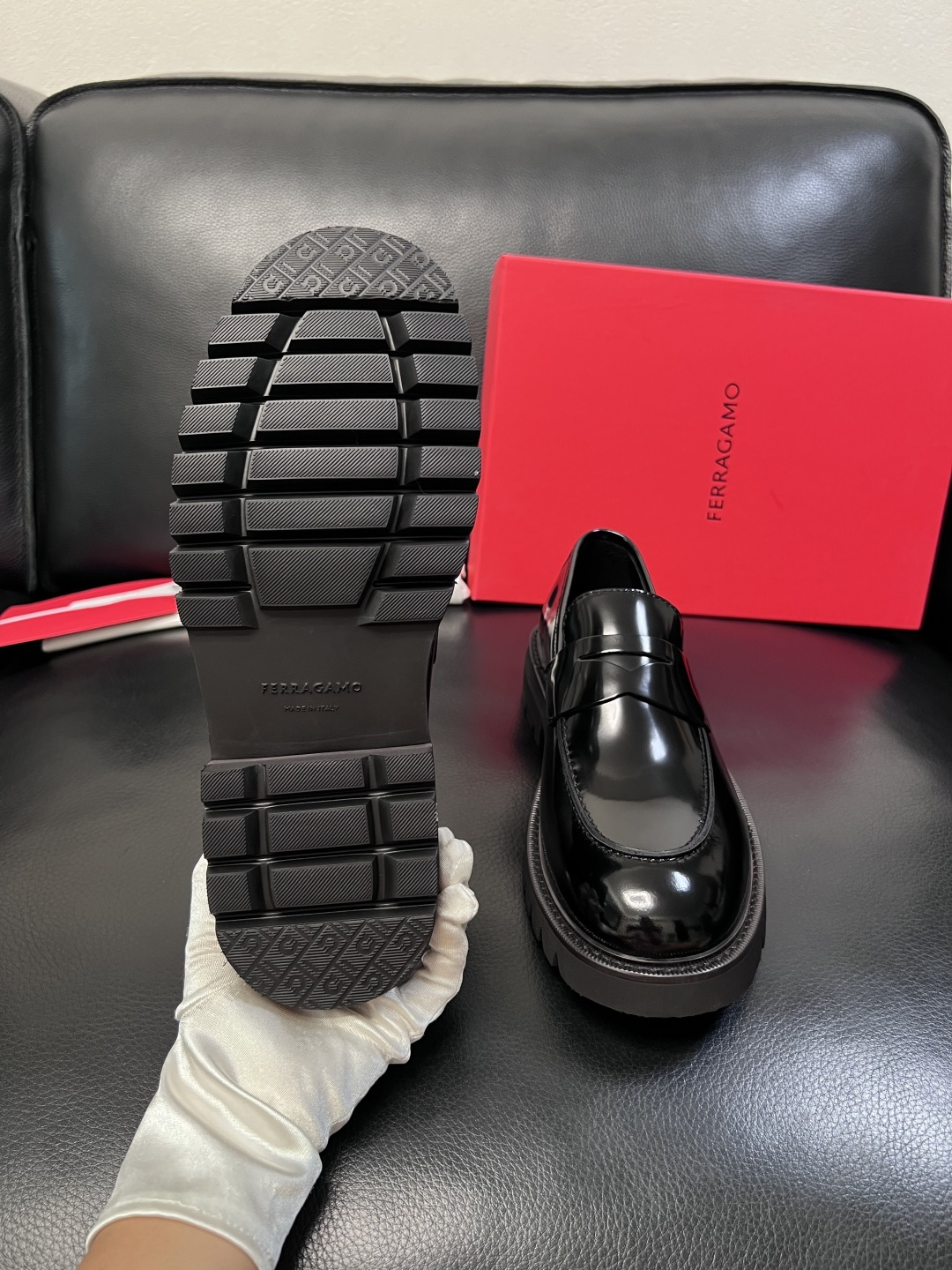 Ferragamo  高品质  顶级工艺品  菲拉格慕   专柜同步发售原厂配置，意大利进口原版牛皮，进